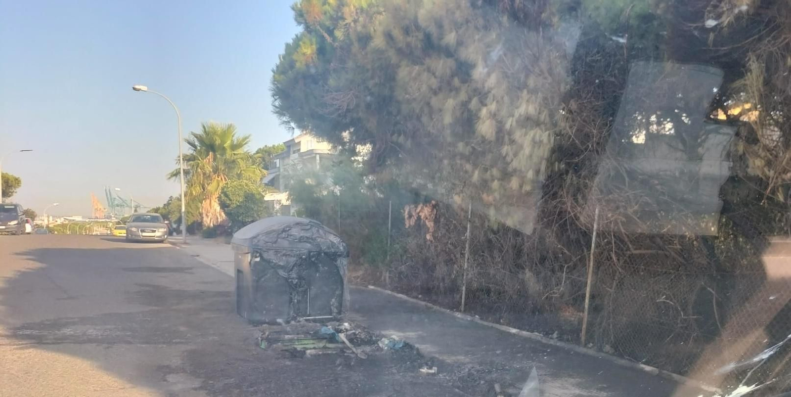 Un contenedor chamuscado tras arder en la madrugada del 15 de agosto.