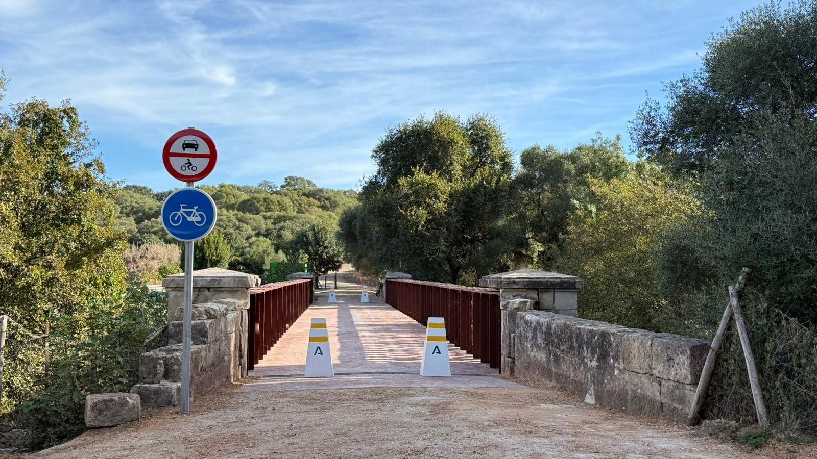 La estructura metálica de 42 metros, transformada en una pasarela ciclopeatonal.