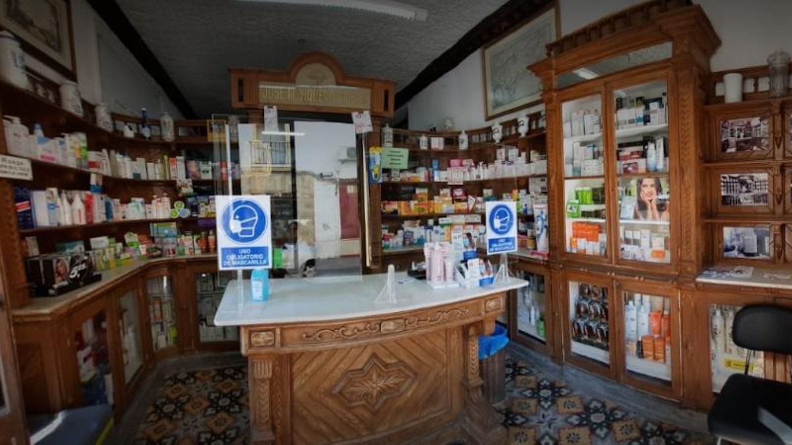 Interior de la farmacia Viqueira, en la calle Larga con Palacios.