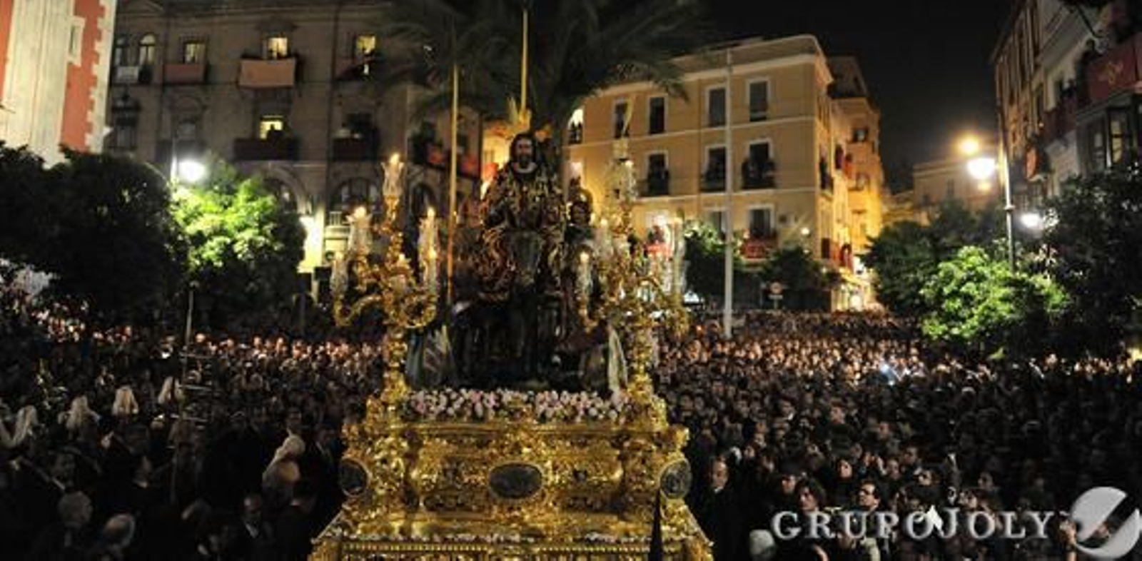 La lluvia del mediodía dejó una atípica estampa de la Borriquita en la calle de noche.

Foto: Juan Carlos Vazquez