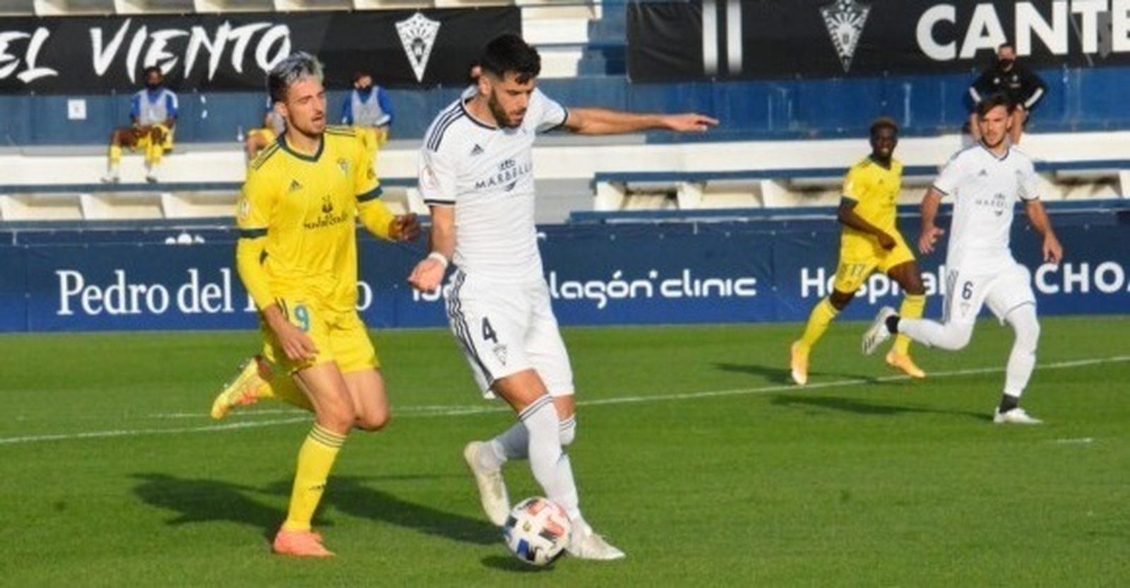 Fernando Román es presionado por el cordobés Nieto, jugador del Cádiz B.