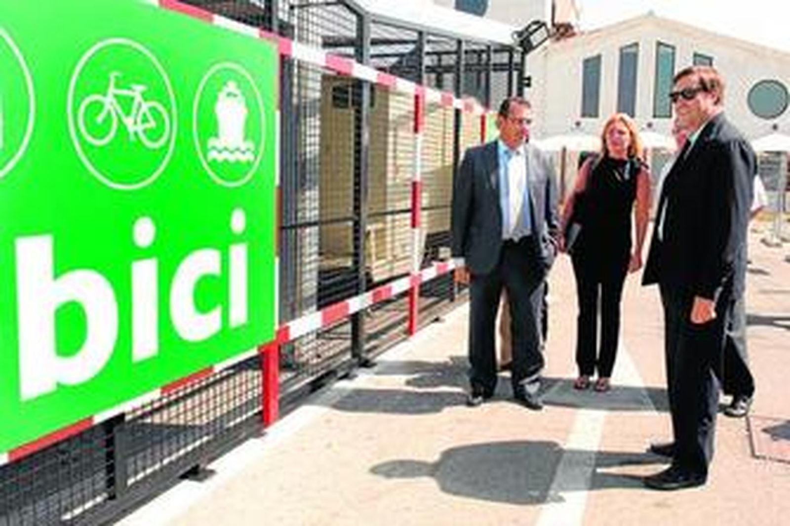 El alcalde con el gerente del Consorcio en la estación marítima del catamarán.