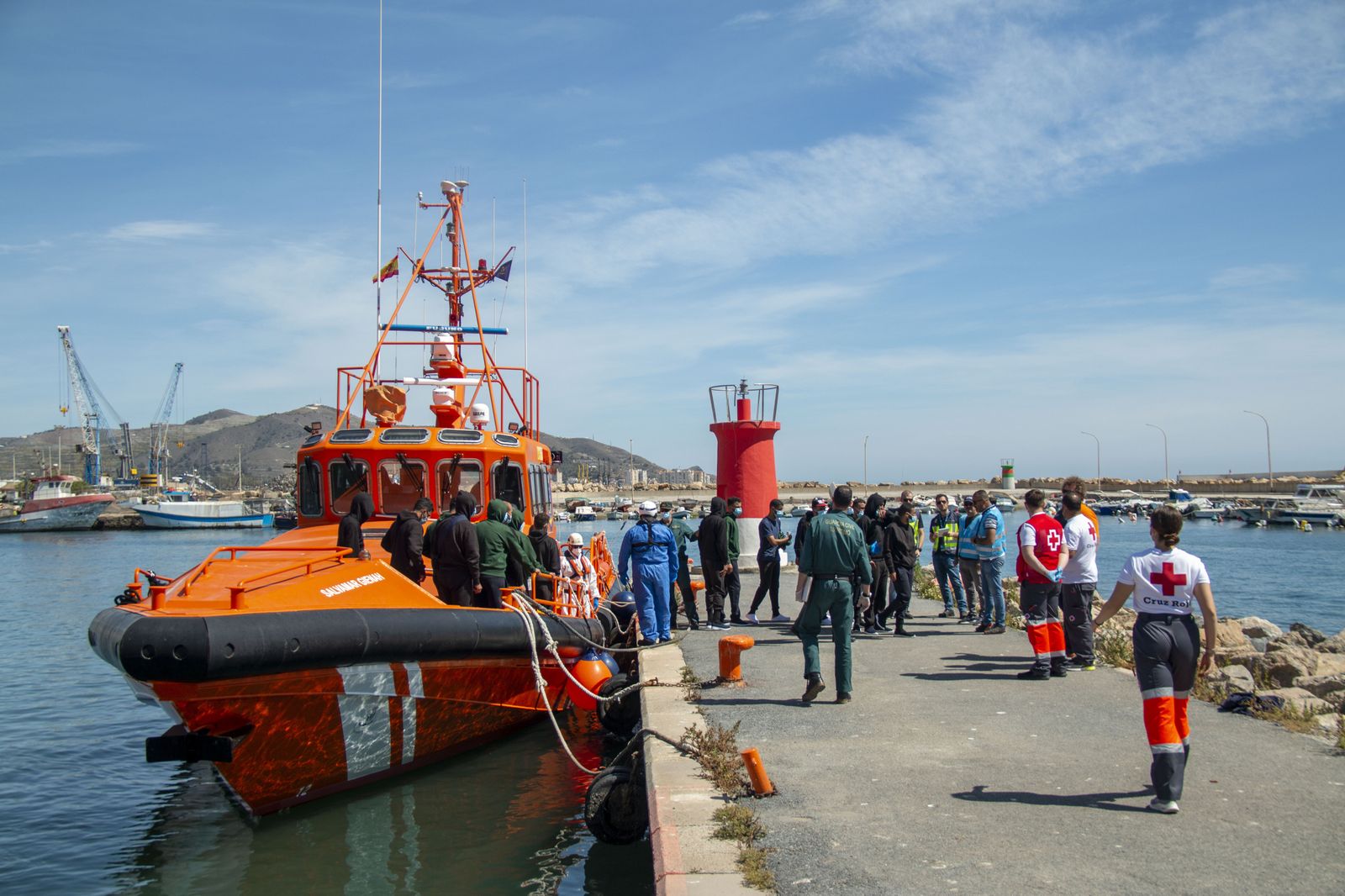 Trasladan al Puerto de Motril a 53 migrantes que se refugiaron en la isla de Alborán