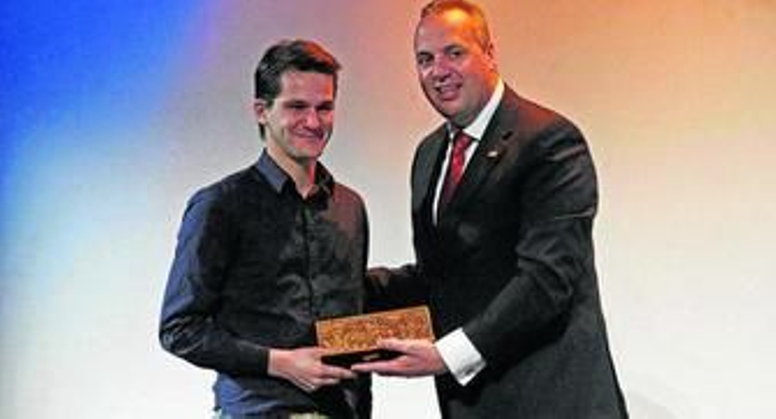Ignacio Tatay recoge el primer premio del certamen, ayer junto al alcalde, Juan Carlos Ruiz Boix.