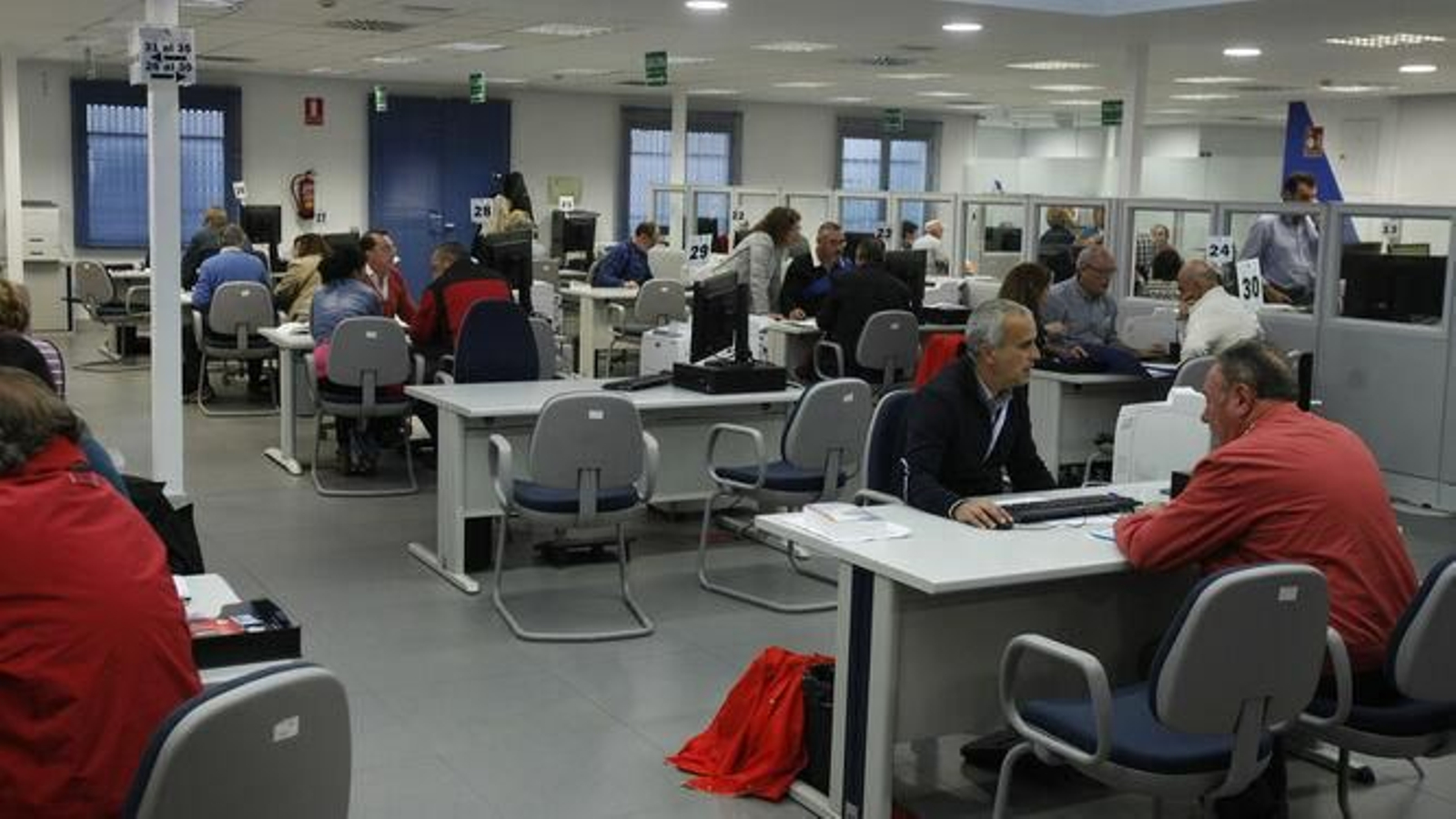 Funcionarios de Hacienda atienden al público en una campaña del IRPF