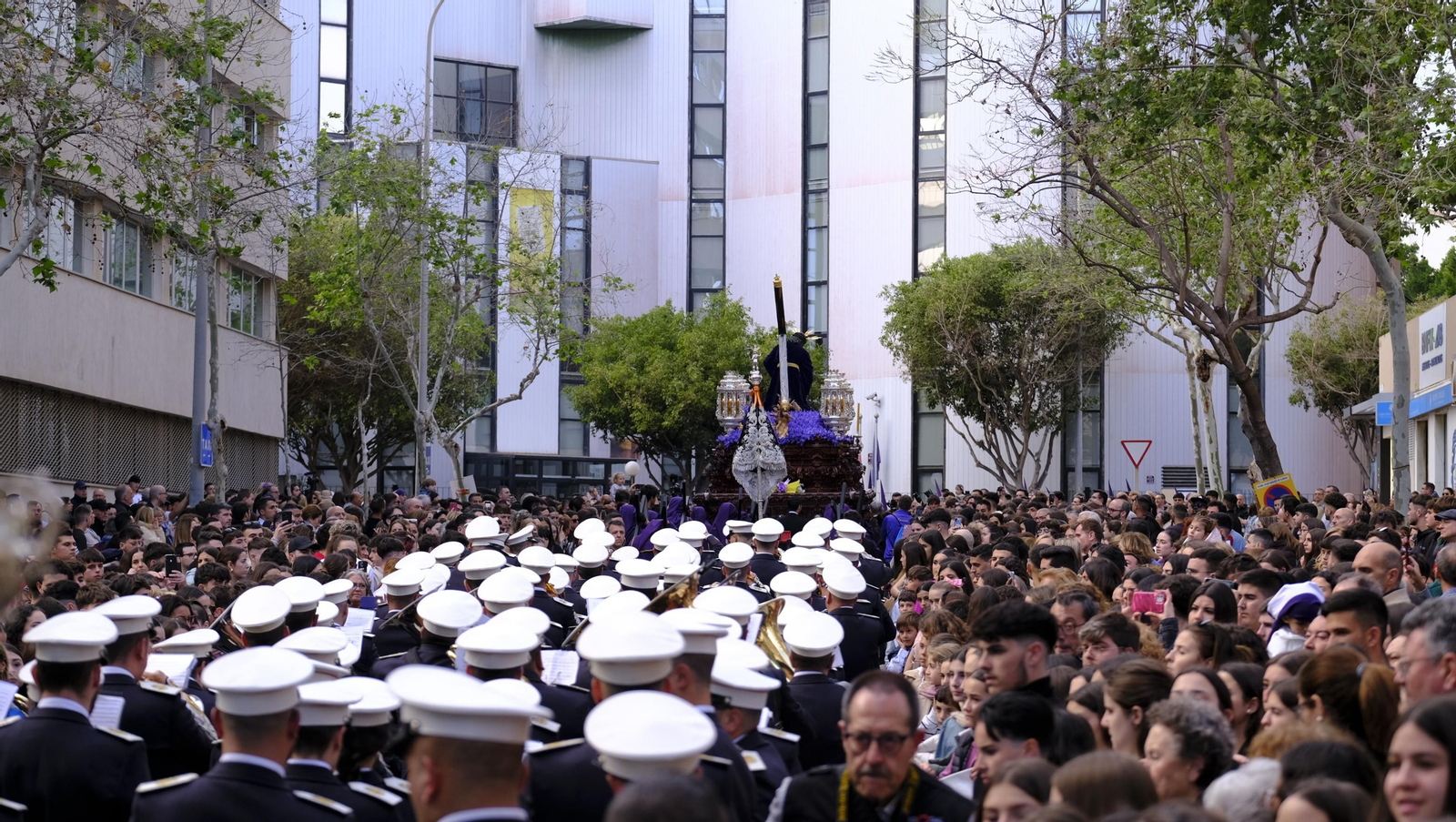 Pasión vuelve a su Iglesia de Santa Teresa azotada por la lluvia