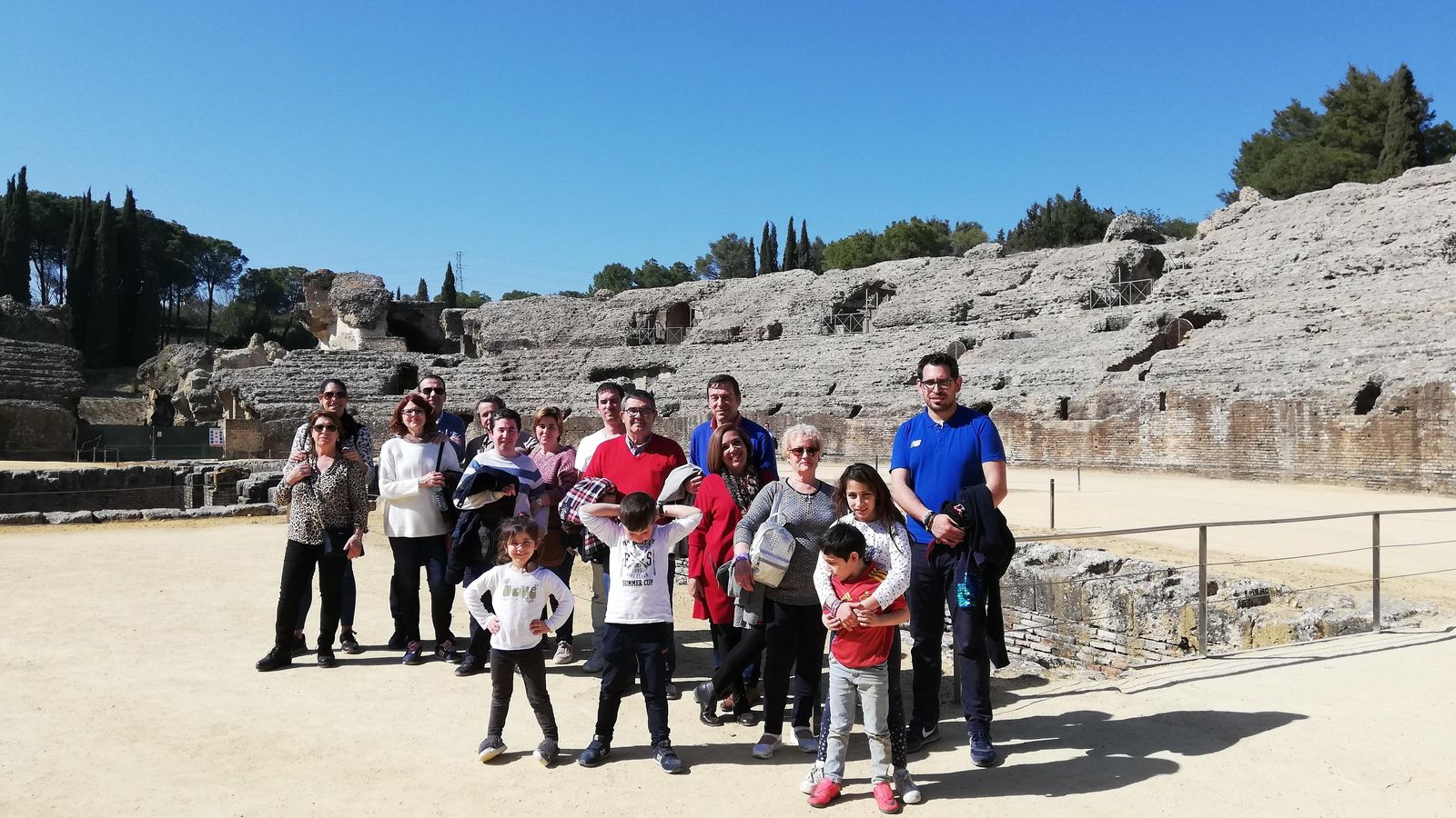 Niños y mayores durante una visita al conjunto arqueológico de Itálica (Santiponce).