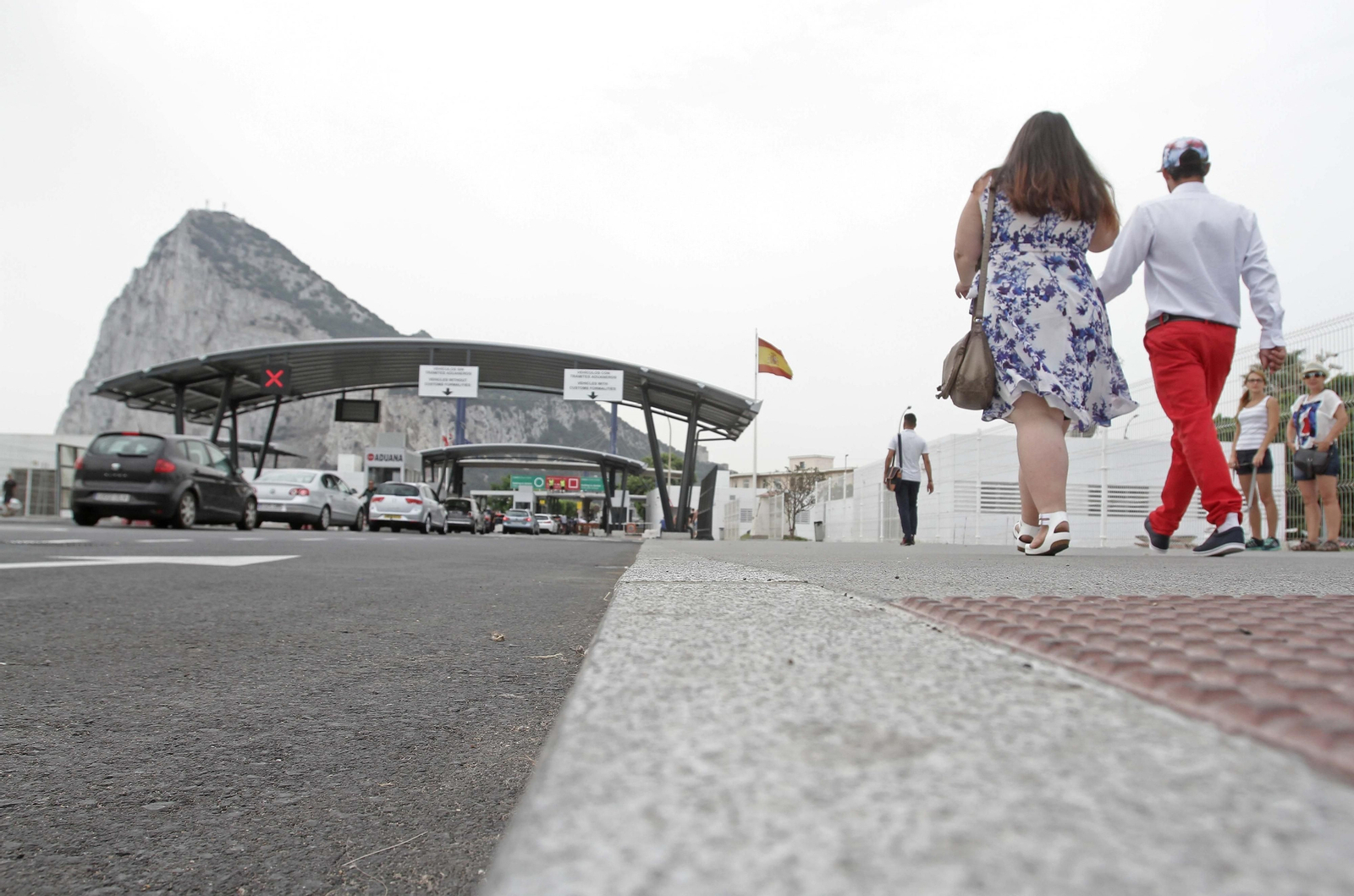 Peatones accediendo al Peñón desde La Línea.