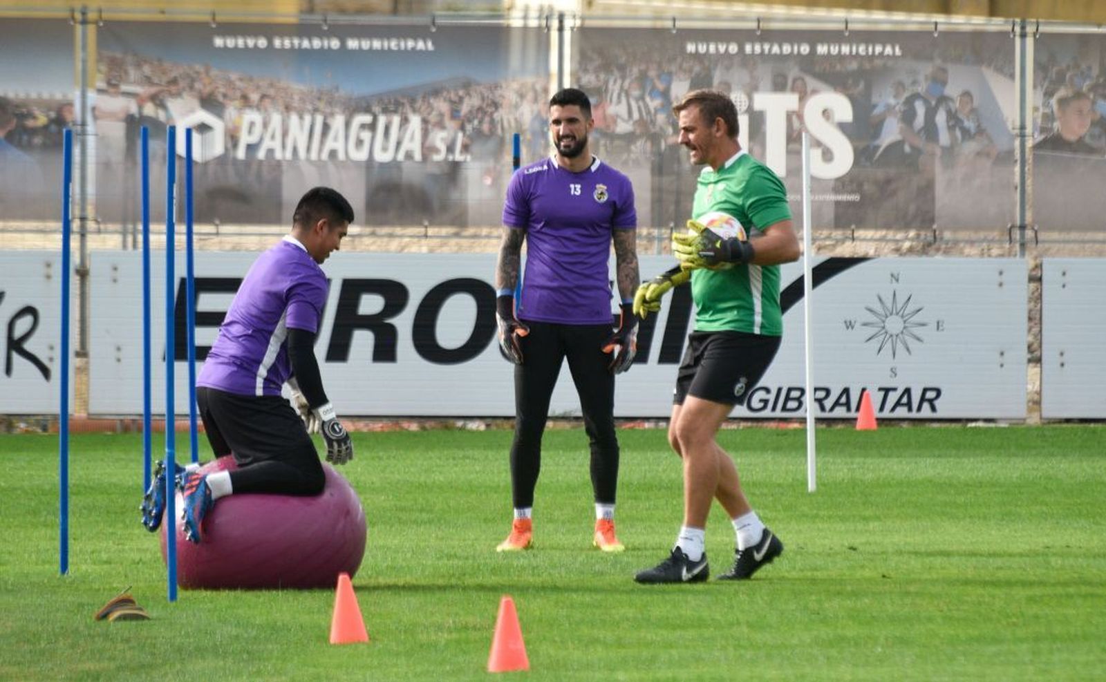 Diego Mercado, sobre un balón medicinal, junto de De la Calzada y Miguel Vega