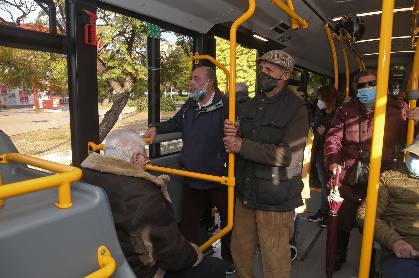 Fotos del primer día sin mascarillas en el transporte público en Algeciras