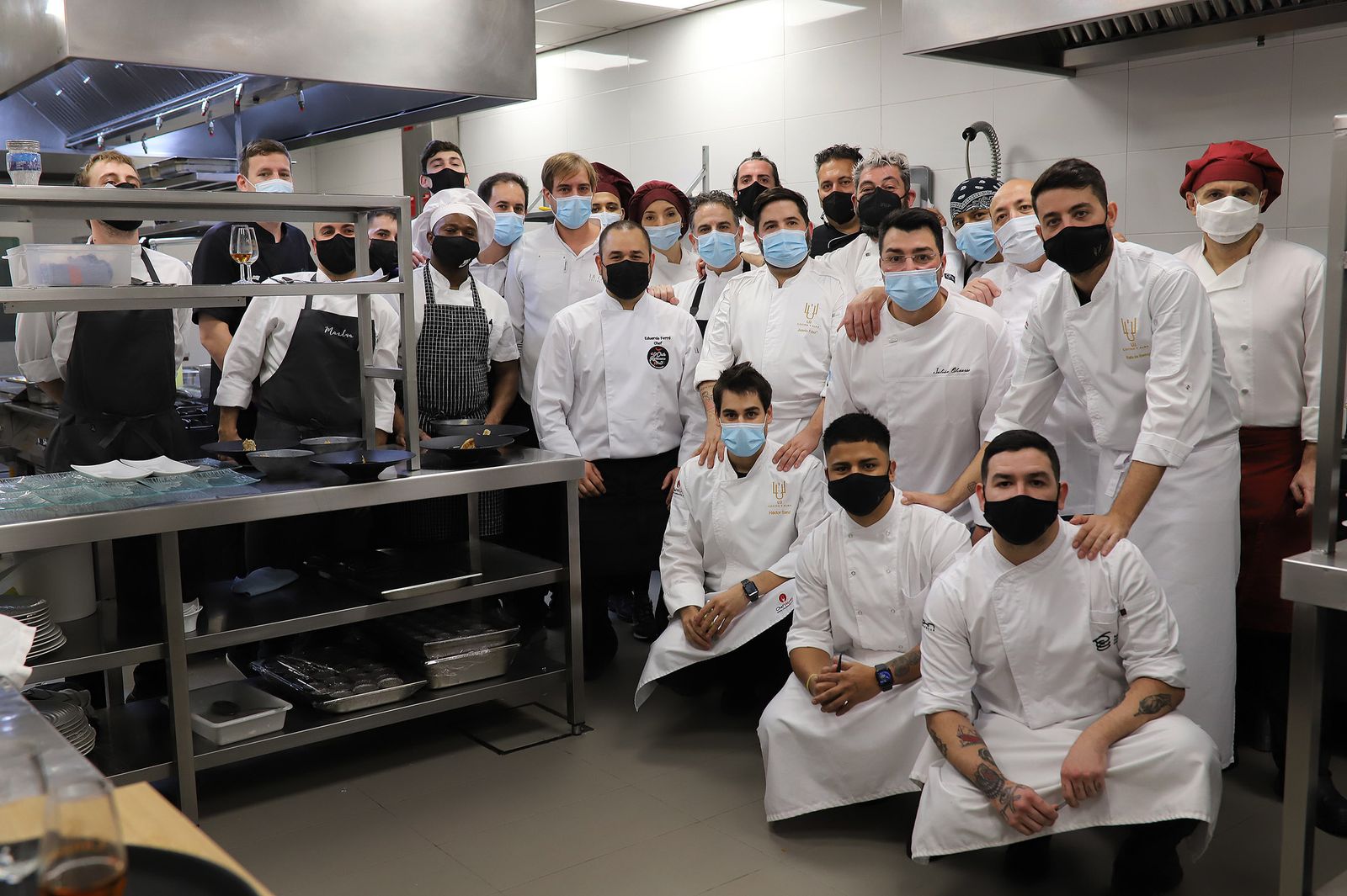 El equipo de cocineros y ayudantes posa en las cocinas de ‘La Carboná’ momentos antes de comenzar el servicio.