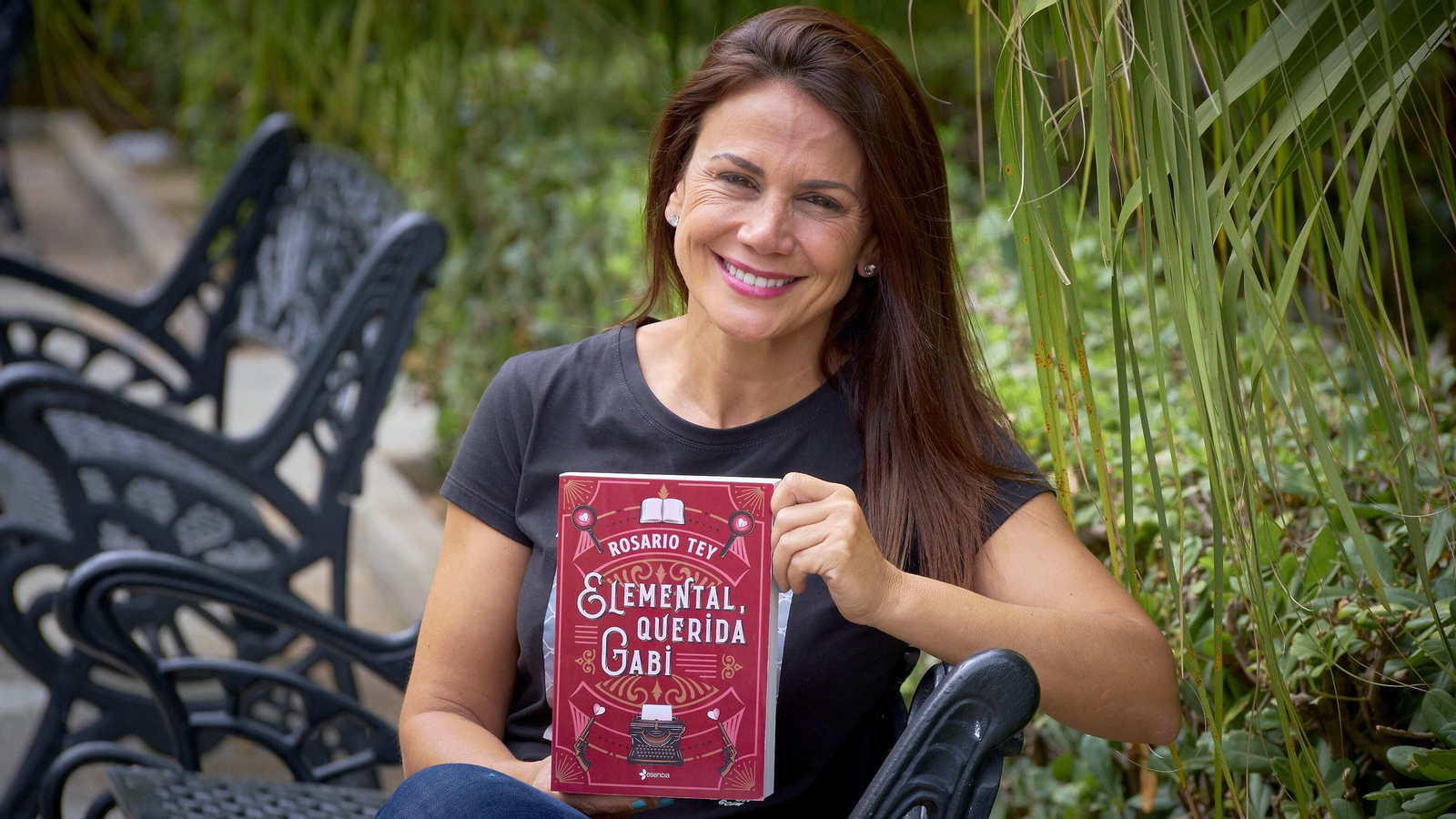 La escritora gaditana Rosario Tey posa con su nuevo libro.