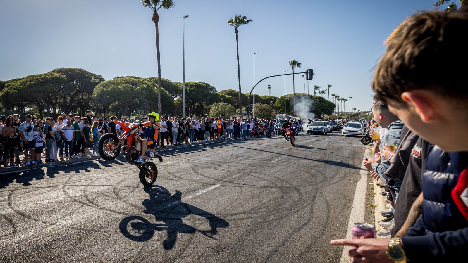 Los caballitos en vías urbanas abiertas al tráfico han sido una constante durante más de cinco días.