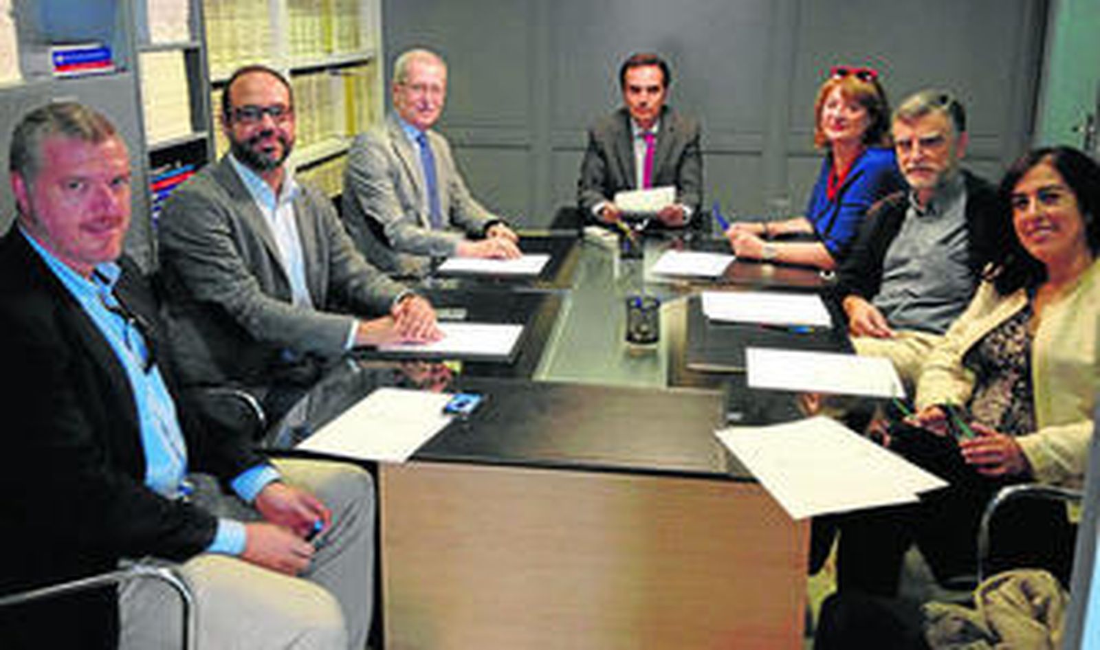 Integrantes de la EBT con el vicerrector de Transferencia e Innovación Tecnológica de la UCA.