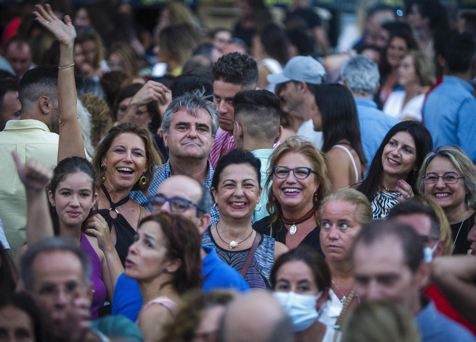 Búscate entre nuestras imágenes del concierto de Alejandro Sanz en Cádiz