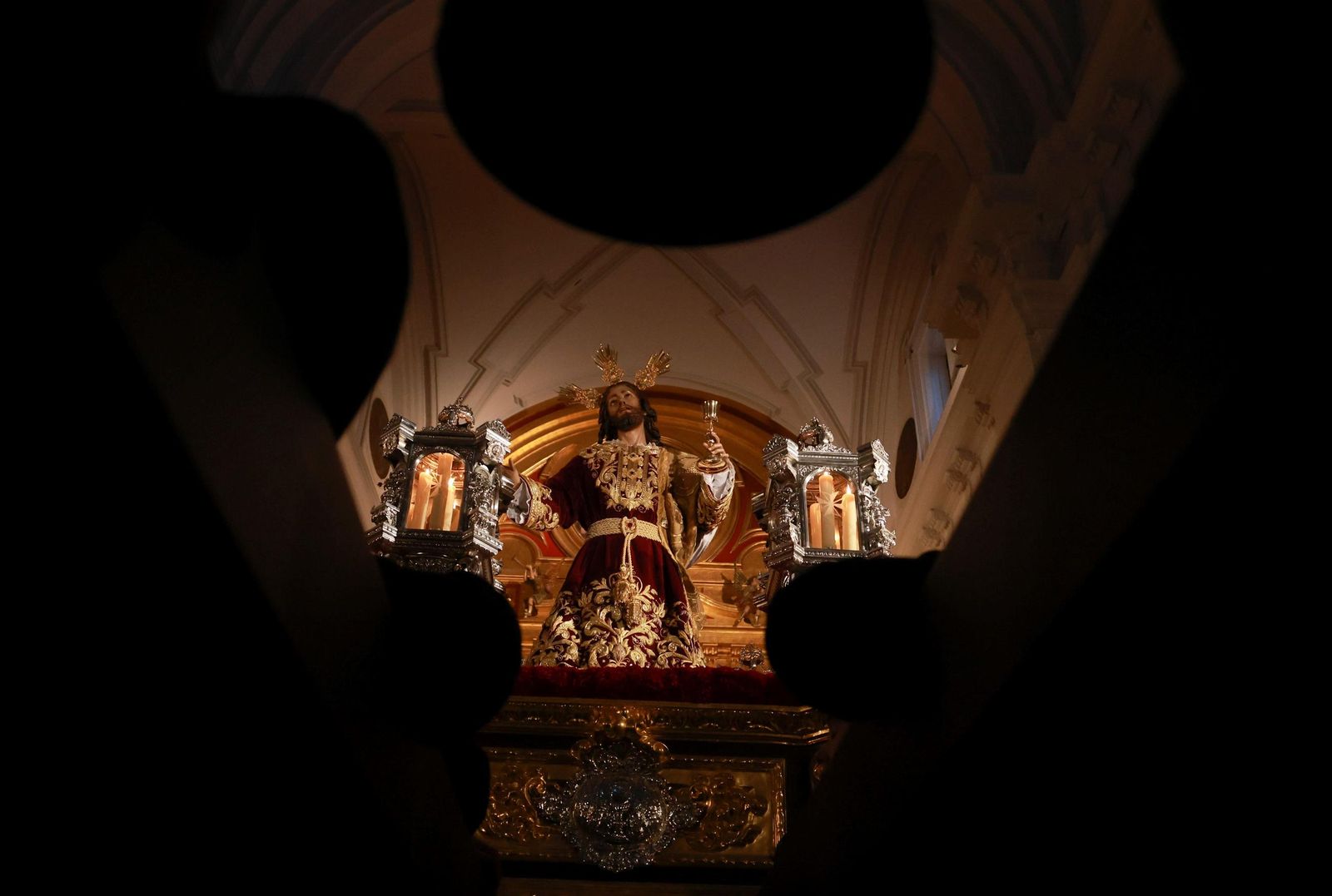 El vía crucis inaugura la cuaresma, en imágenes