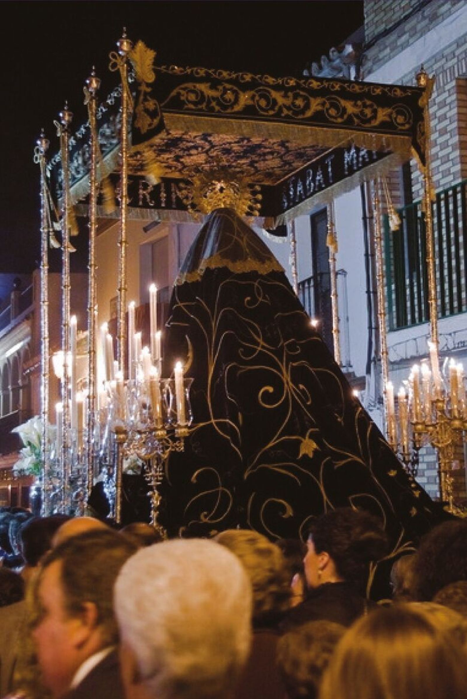 El paso que usa la Virgen de los Dolores, de Alcalá del Río, en sus traslados es una auténtica reliquia del pretérito.