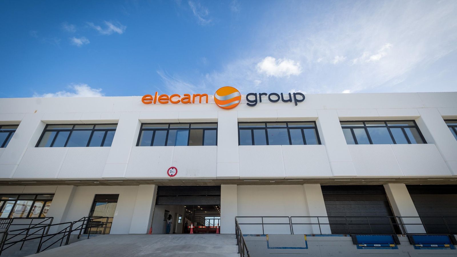 Entrada principal de la nueva sede de Elecam Group en la Zona Franca de Cádiz