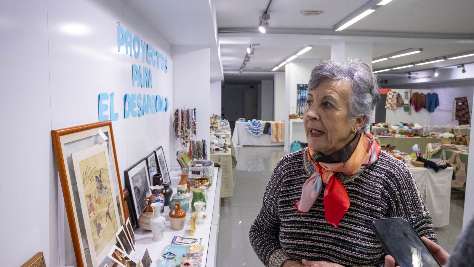Josefa Martínez muestra algunos de los productos del mercadillo de Manos Unidas