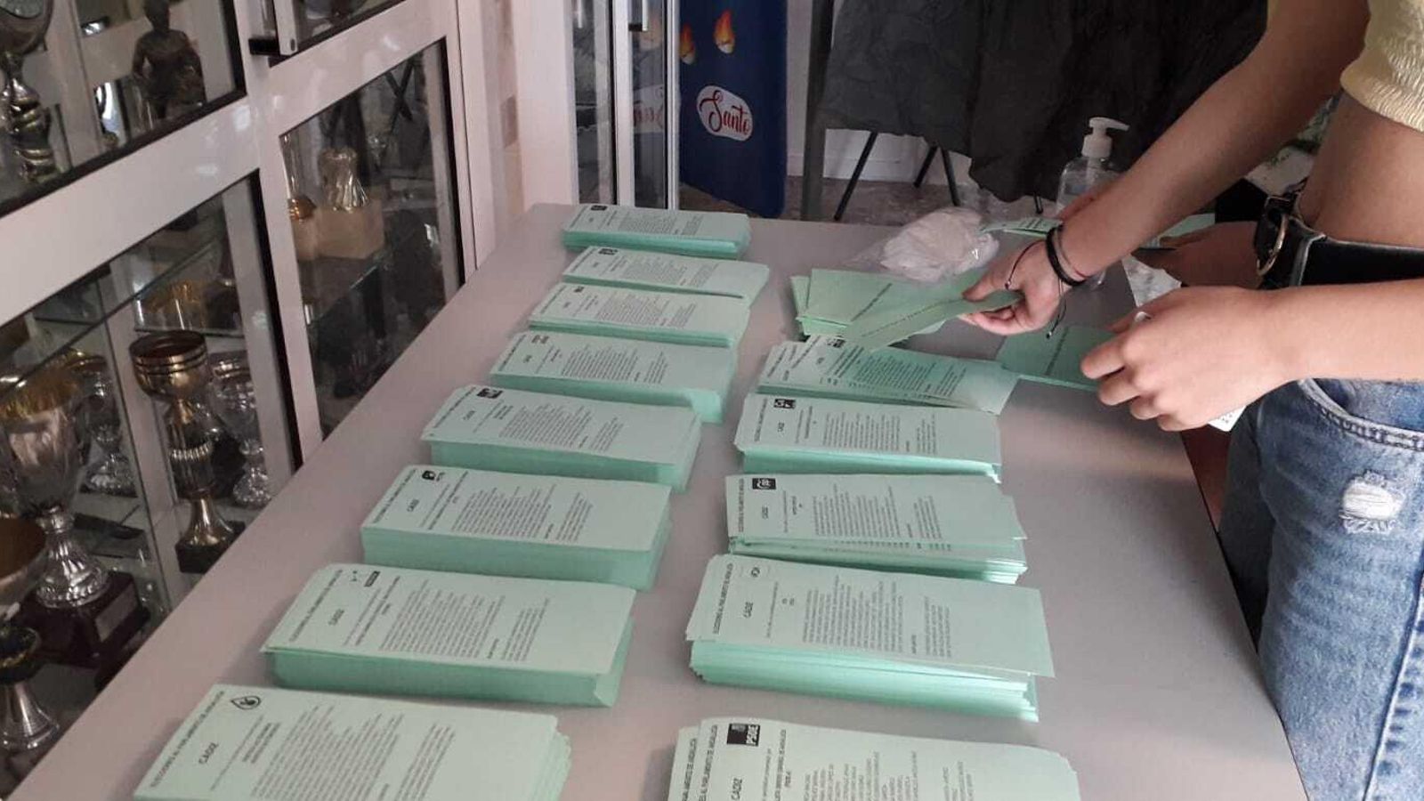 Una joven votando ayer en un colegio electoral en El Puerto. Una joven votando ayer en un colegio electoral en El Puerto.