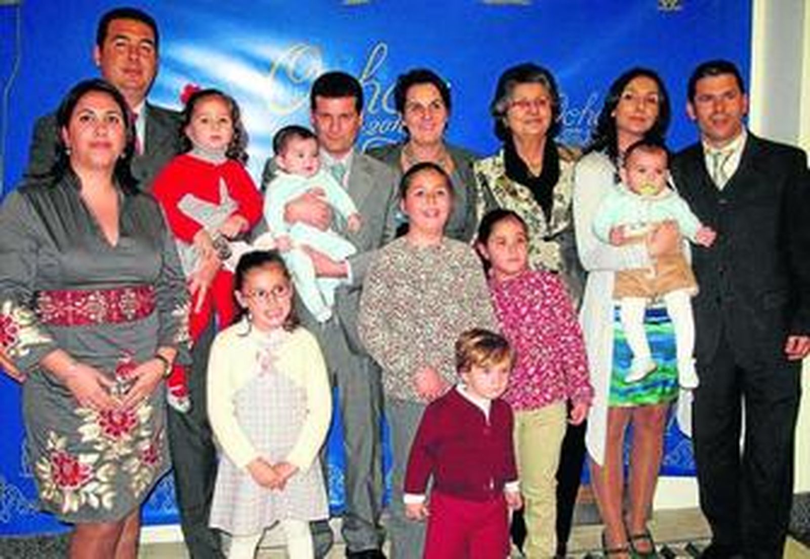 Tres generaciones de Ochoa: Macarena Giménez, viuda de Rafael Ochoa, biznieto del fundador,  sus hijos Rafael, Esperanza y Alejandra, con sus respectivas parejas, y sus nietos.