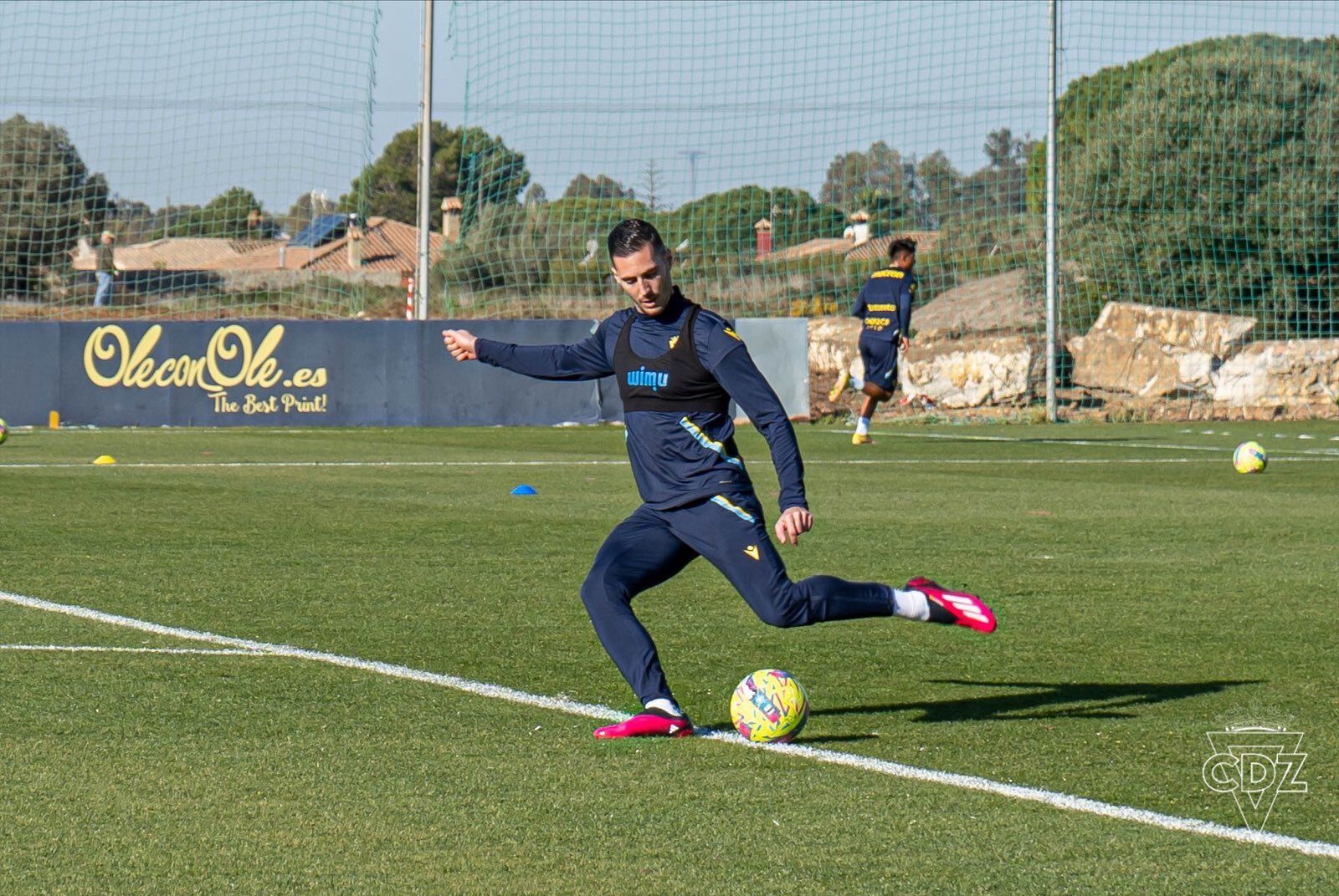 Sergi Guardiola golpea el balón en la sesión del jueves.