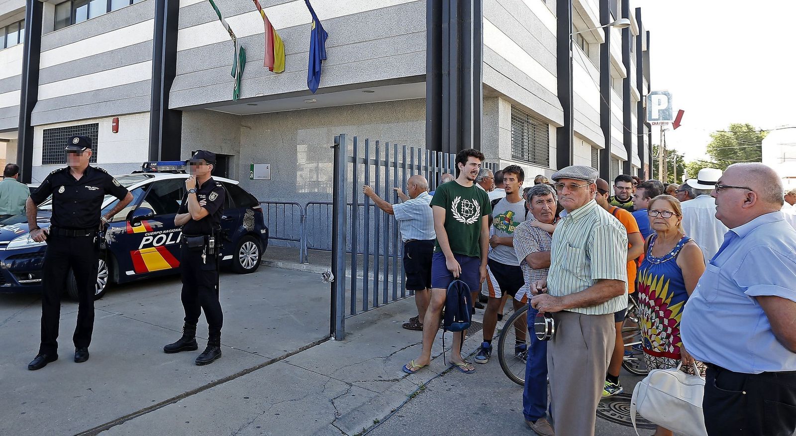 Expectación en los juzgados de Coria, en agosto pasado tras la detención del Dioni de Almensilla.