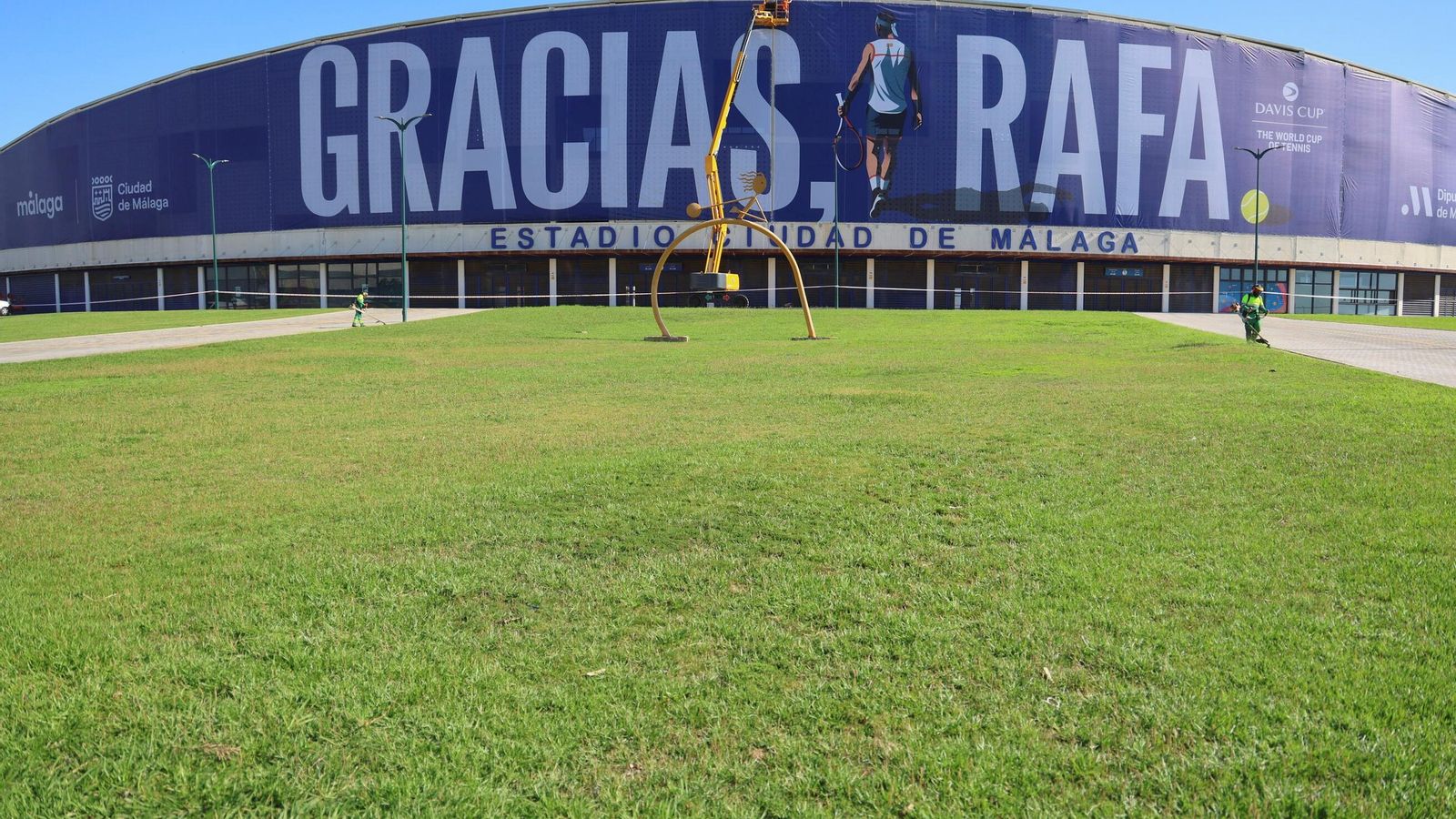 La pancarta de homenaje a Rafa Nadal en el Ciudad de Málaga, en imágenes