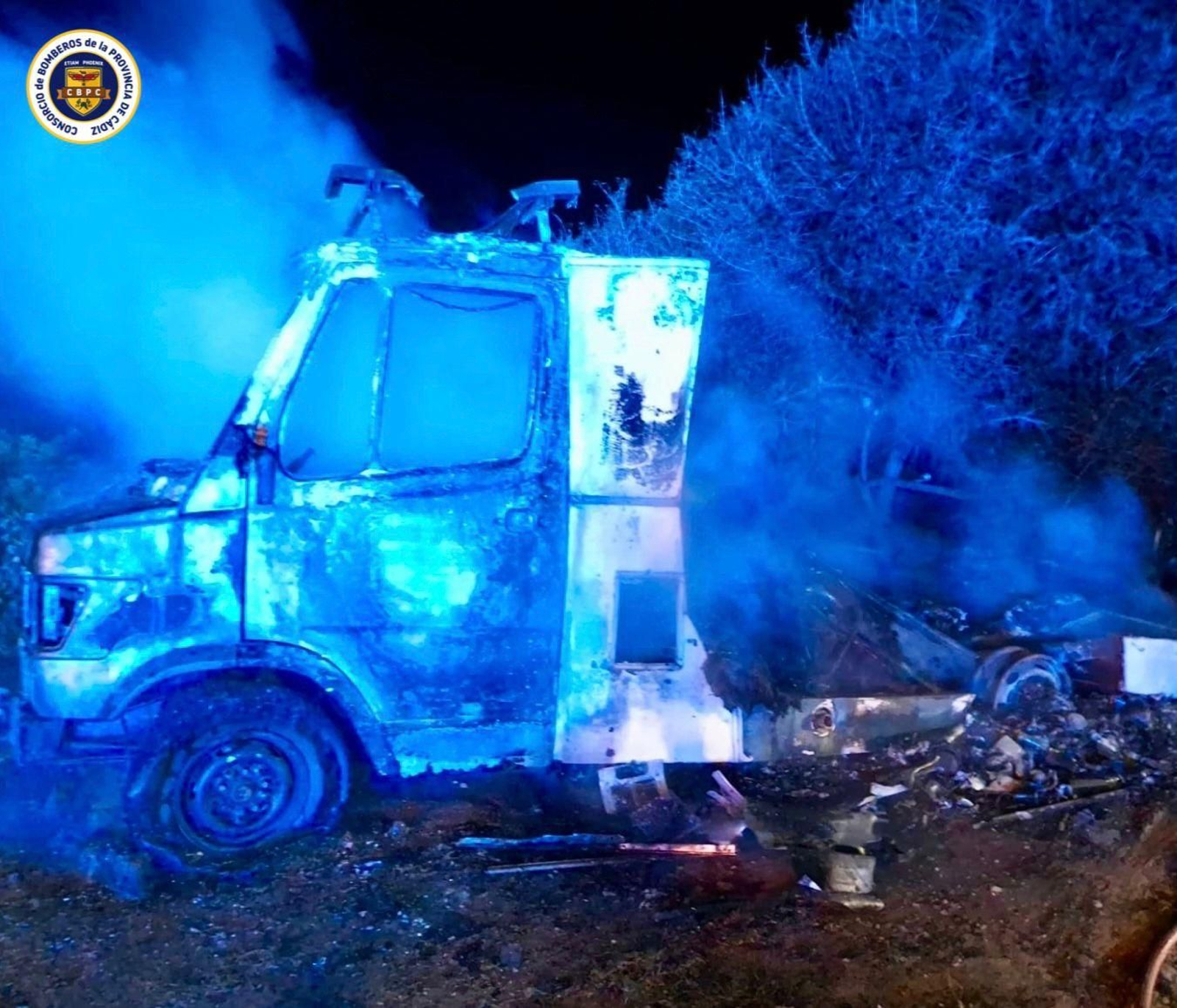 Hallan un cadáver calcinado en una autocaravana incendiada en San Roque.