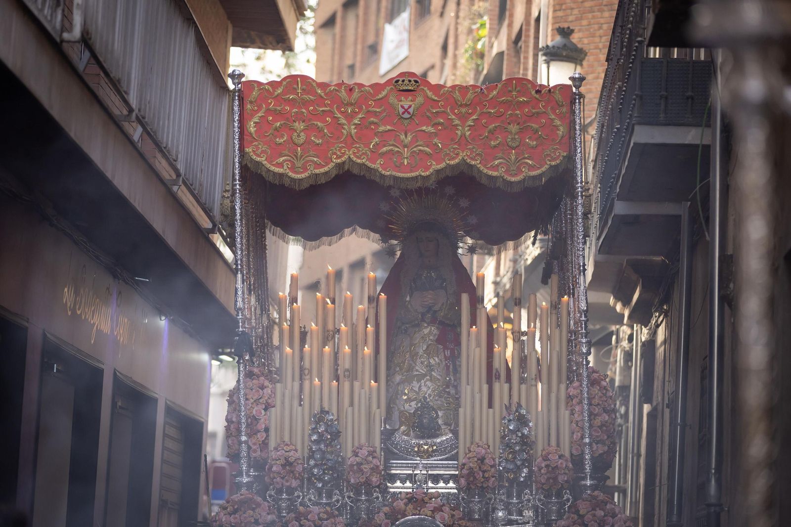 La Cofradía de los Dolores desafió la estrechez de la calle Enriqueta Lozano
