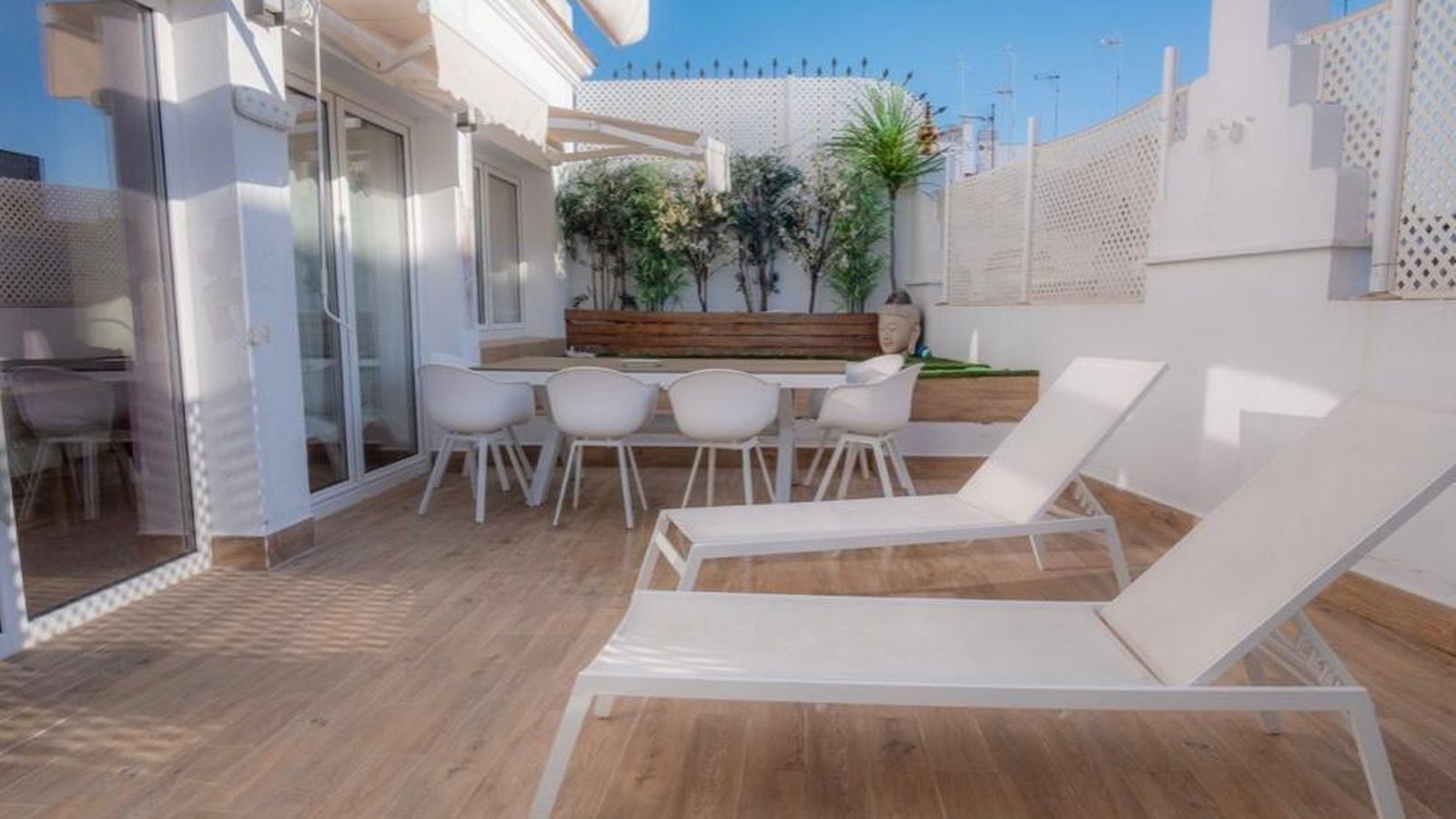 Terraza. Espacio abierto con vistas, ocupado por una mesa y un conjunto de sillas de diseño italiano.