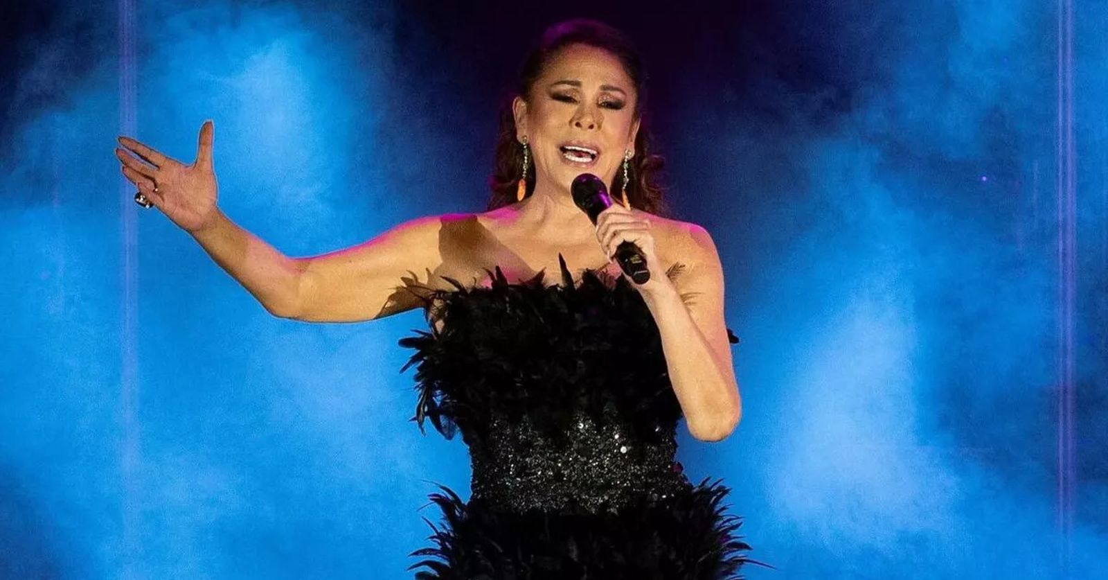 Isabel Pantoja derrocha pasión y arte en uno de sus conciertos.