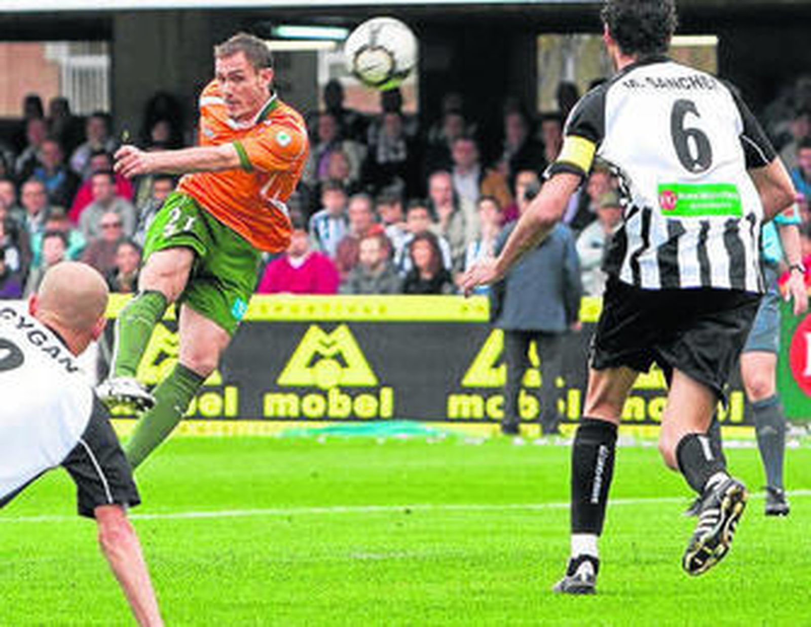 Raúl, celebrando con Kaká y Cristiano su gol en Tenerife.