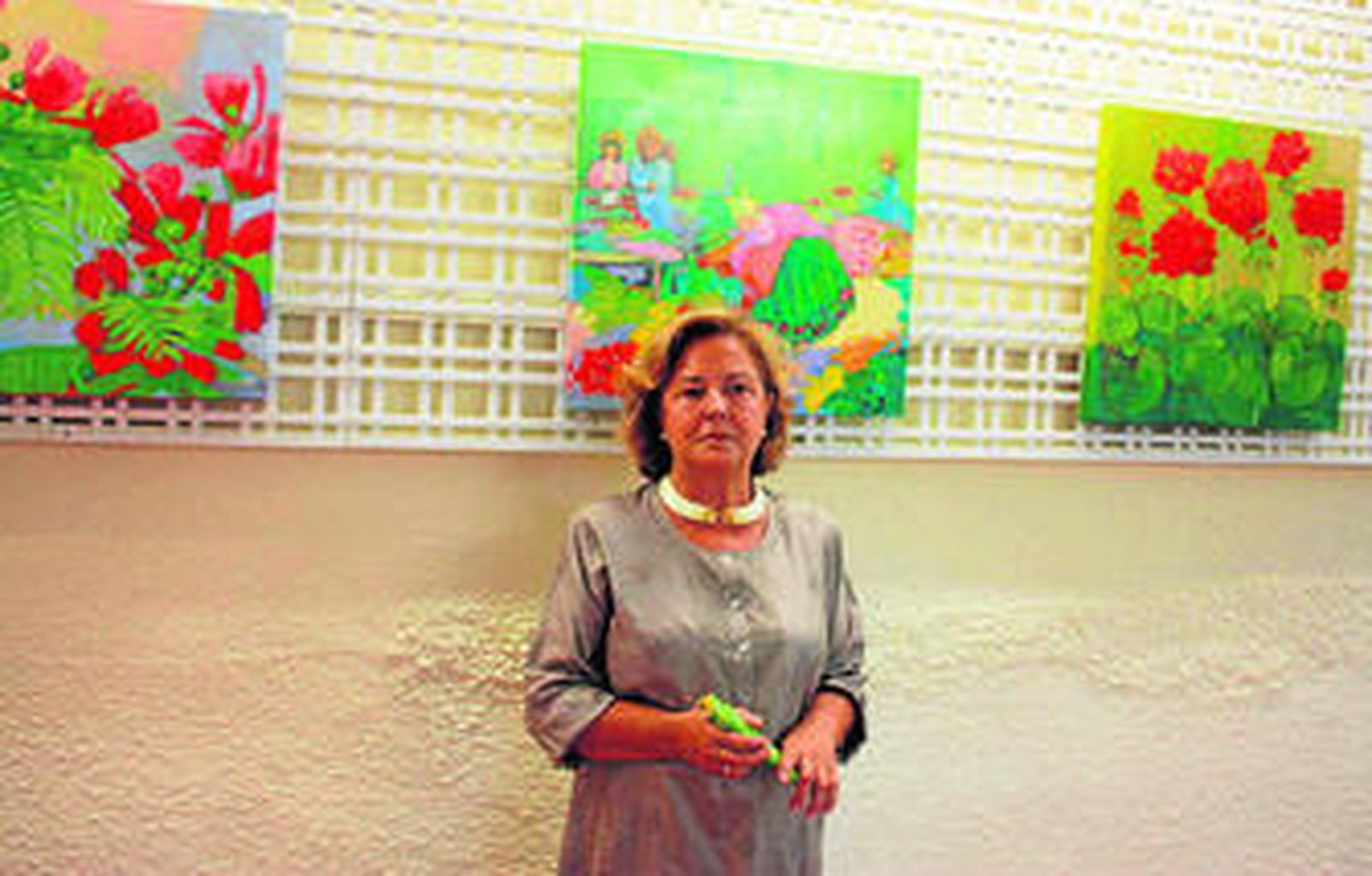 Cuca González del Corral, posando junto a sus óleos.
