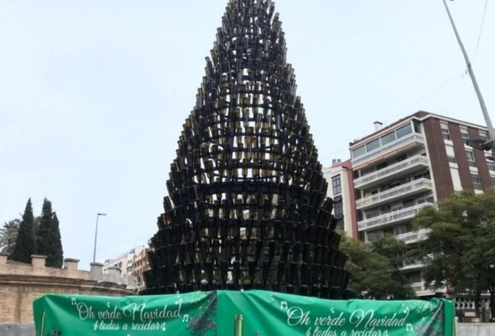 Árbol hecho de botellas de cristal.