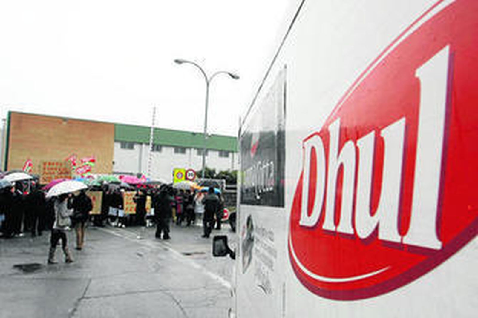 Trabajadores concentrados ante las puertas de la fábrica granadina de Dhul durante el concurso de acreedores.