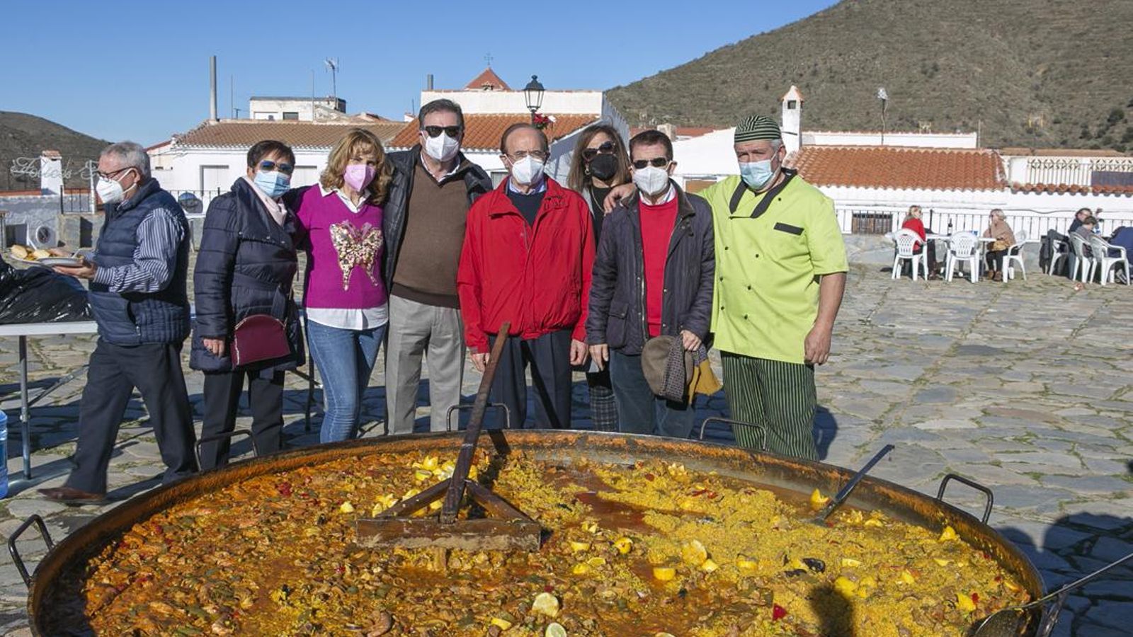 La Corporación Municipal junto a la paella