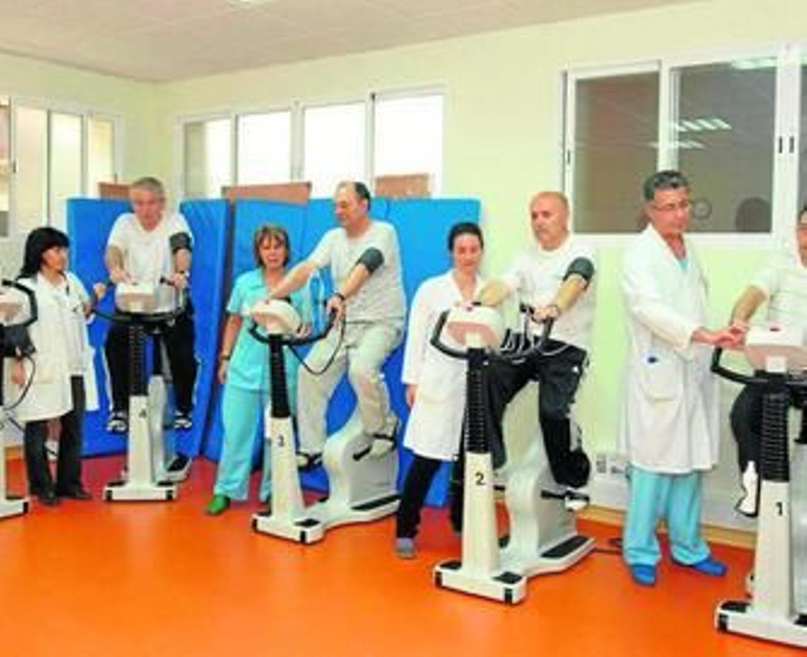 Profesionales y pacientes en una Unidad de Prevención Secundaria y Rehabilitación Cardiaca.