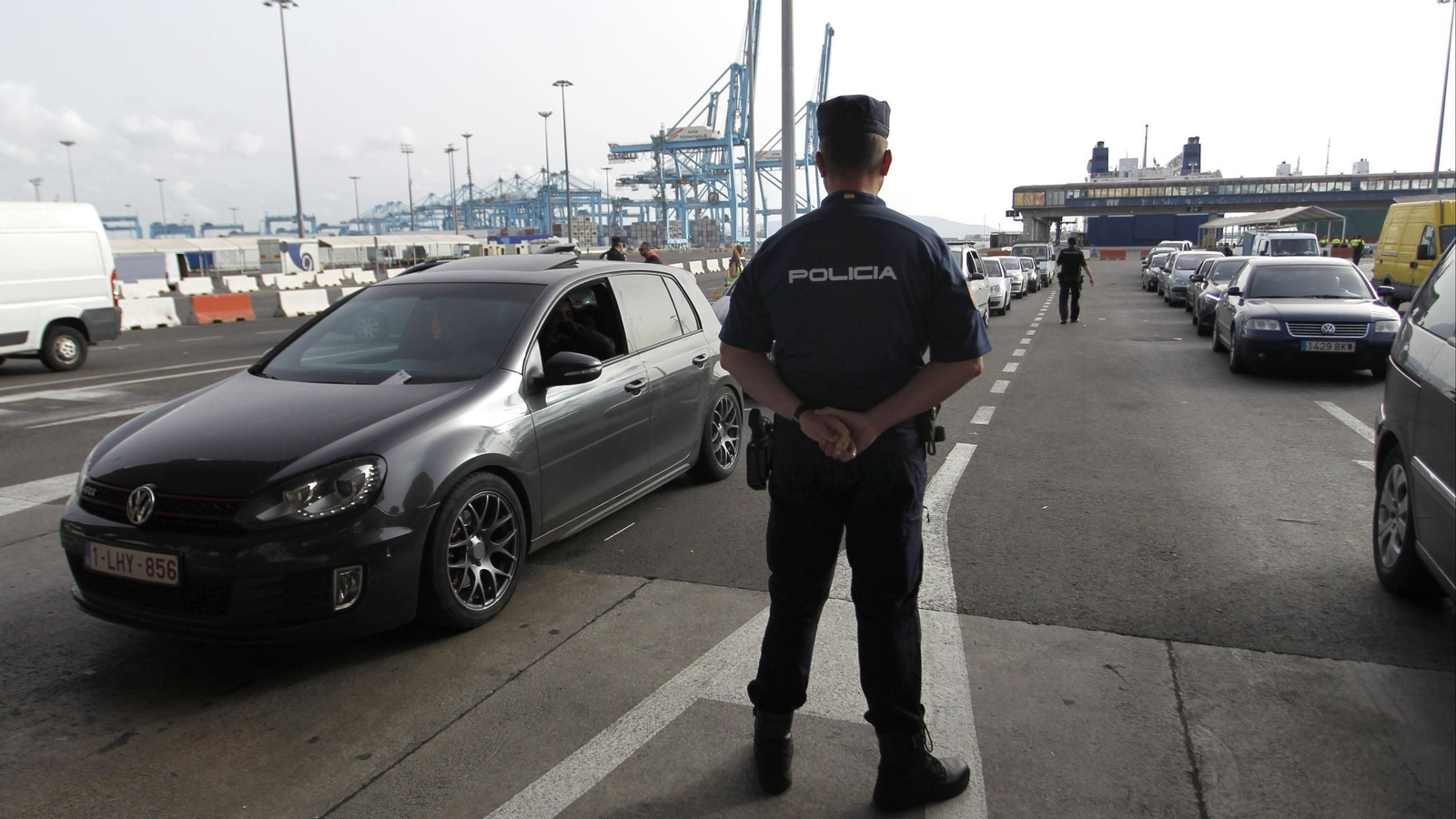 Policías controlan la llegada de coches procedentes de Ceuta  y Tánger, en el puerto de Algeciras.