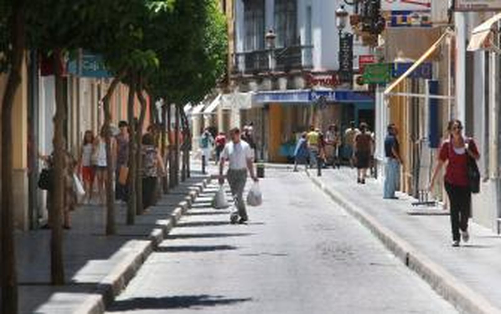 Los comerciantes de Honda exigen a Crisol conocer el futuro de la calle