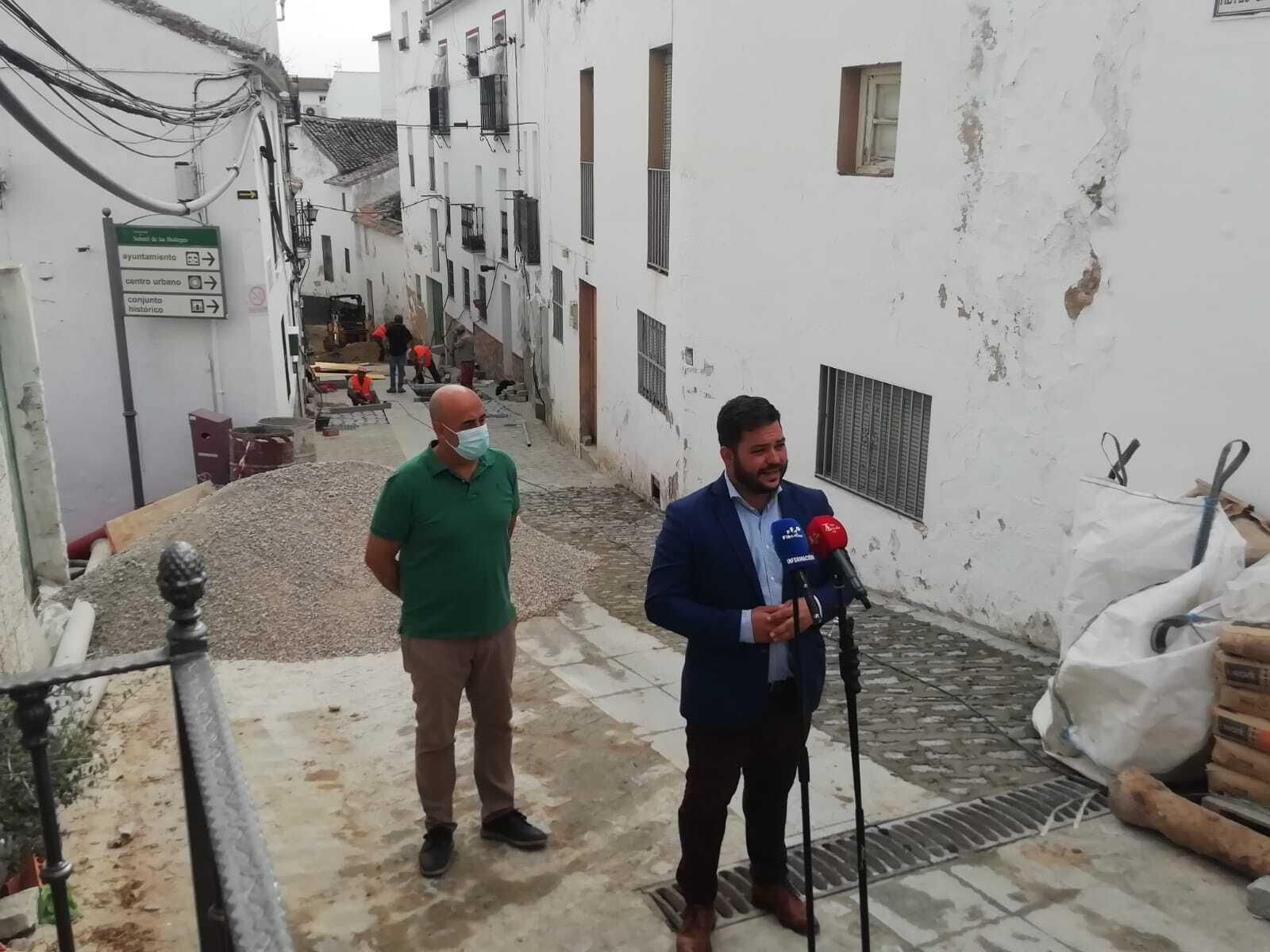 El delegado de la Junta Miguel Rodríguez, junto al alcalde Rafael Vargas, visitando una de las calles El delegado de la Junta Miguel Rodríguez, junto al alcalde Rafael Vargas, visitando una de las calles