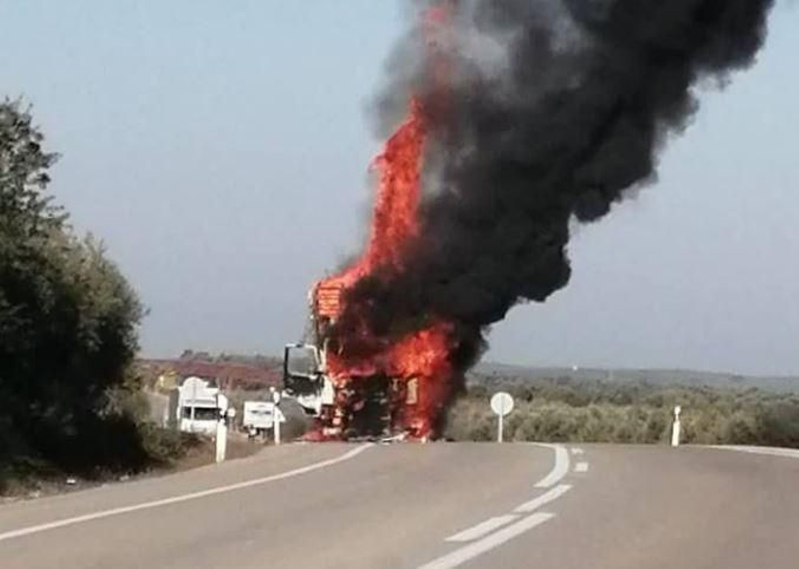 Incendio de un camión entre Moriles y Lucena.