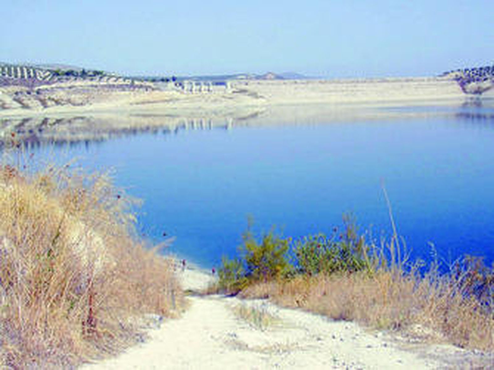 Estampa del embalse de Vadomojón, situado junto a la población baenense de Albendín.