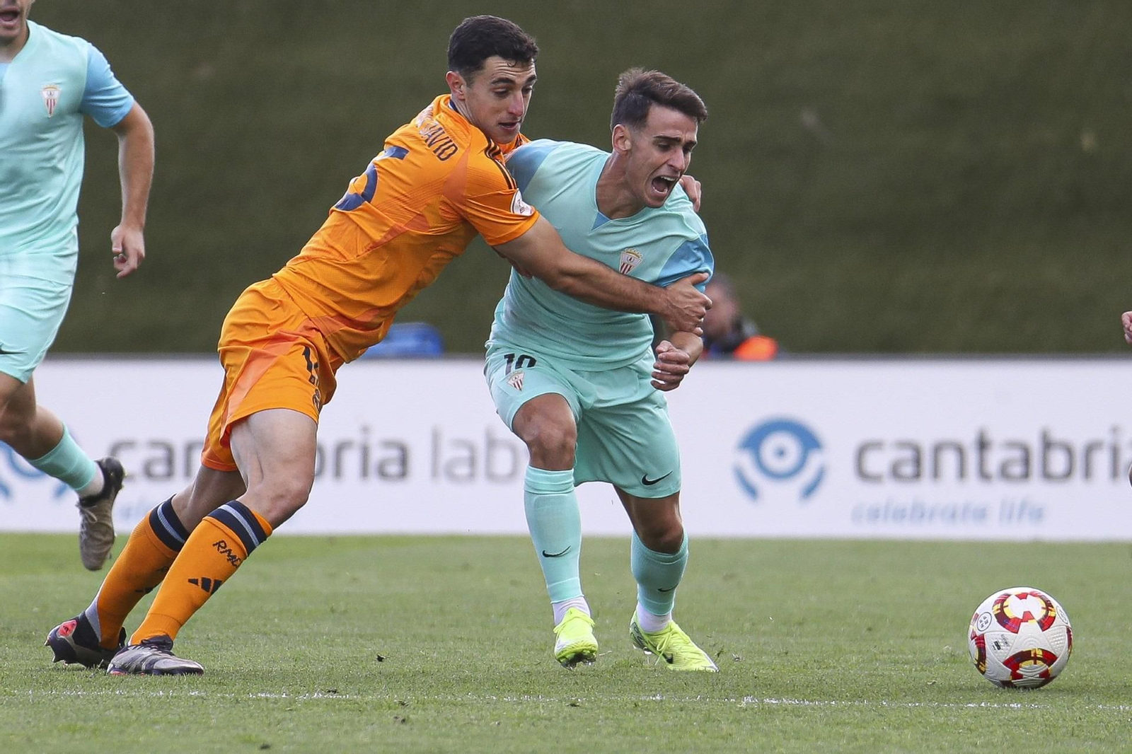 Diego Esteban disputa el balón en el Castilla-Algeciras. Diego Esteban disputa el balón en el Castilla-Algeciras.