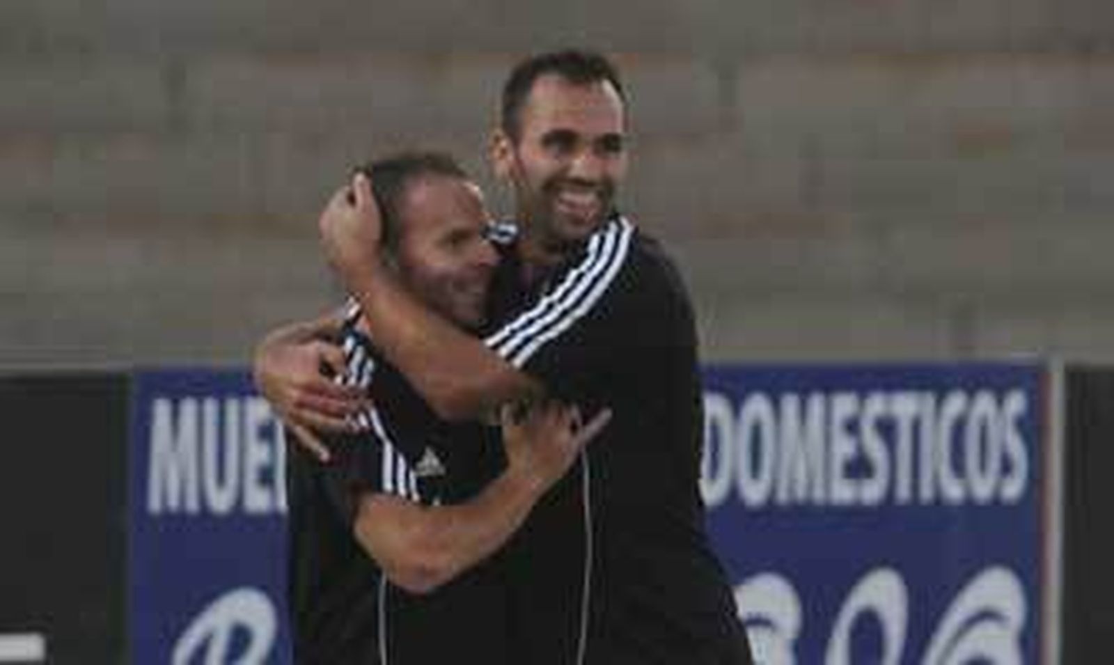 Migue Montes sonríe abrazado a Juampe. /Andrés Carrasco