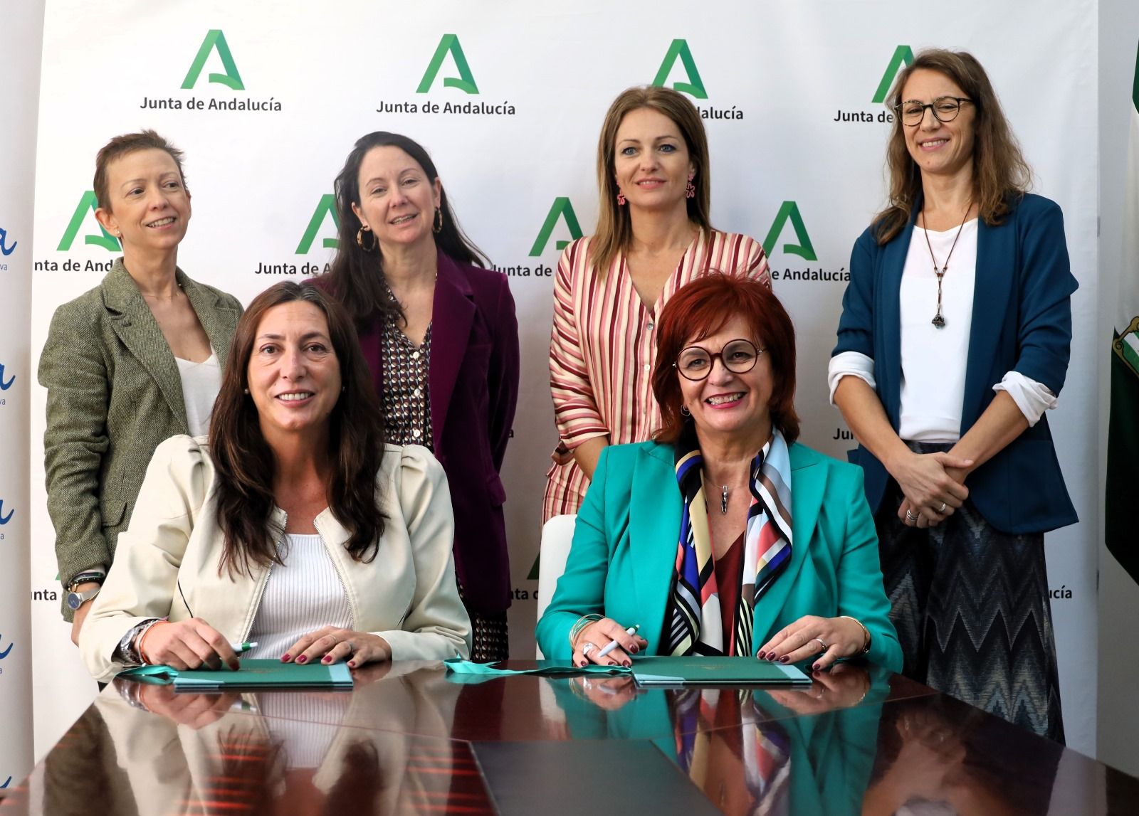 Loles López y María Dolores Manzanares firman el convenio.