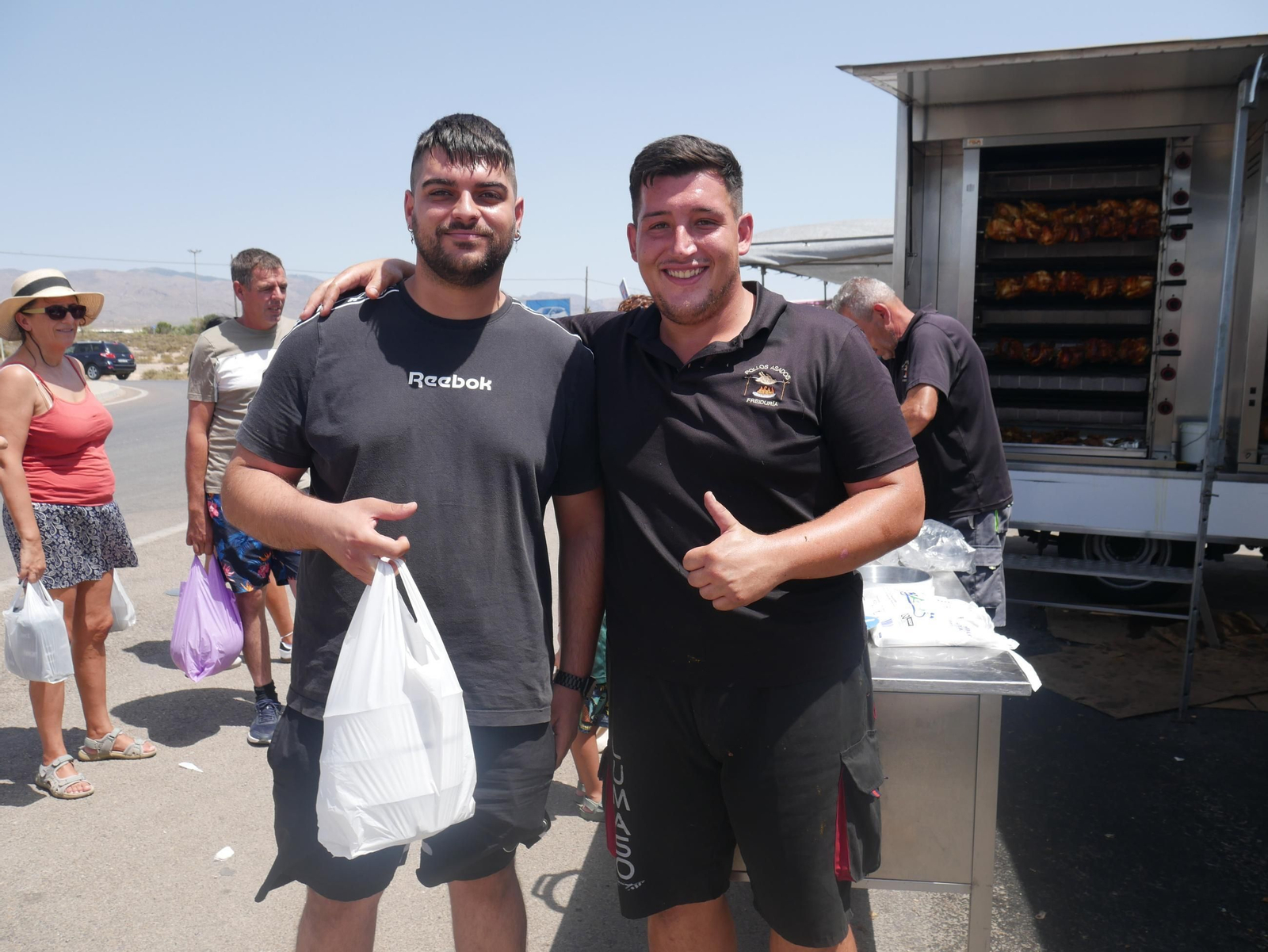 Así es la venta de pollos asados en los negocios ambulantes de Almería