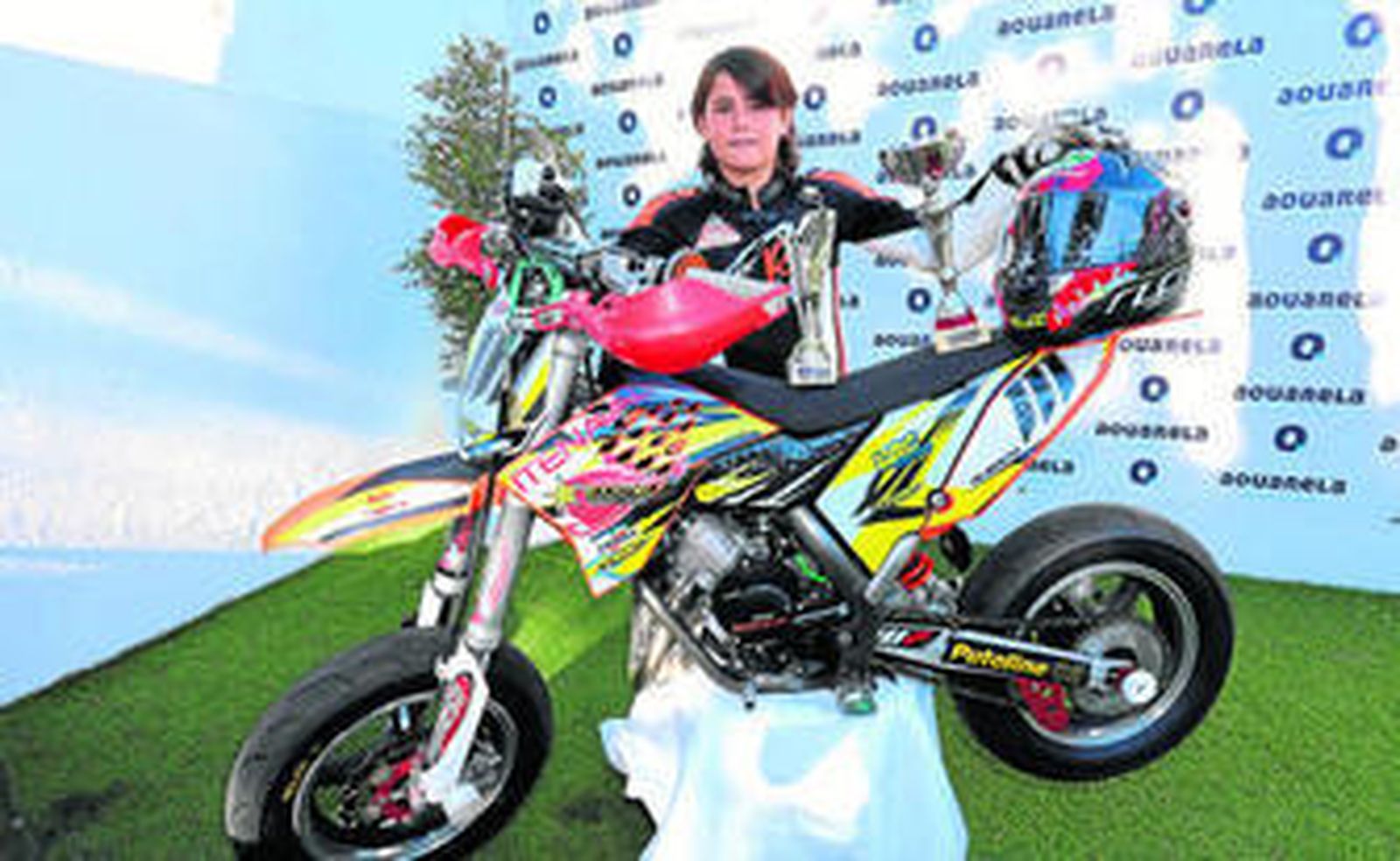 Alberto García Domínguez posa tras su moto, una KTM de 65 centímetros cúbicos y 15 CV, con algunos de los títulos cosechados a lo largo de su fructífera carrera.