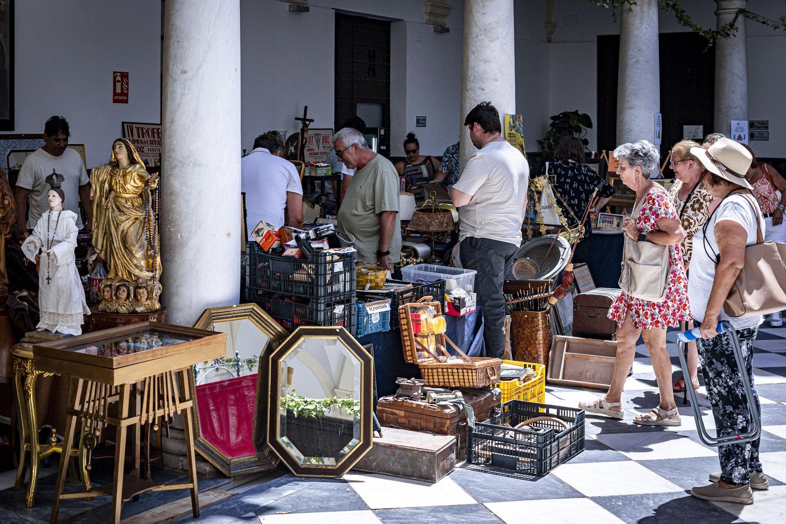 Imágenes del curioso mercadillo de antigüedades en el convento de Santo Domingo en Cádiz