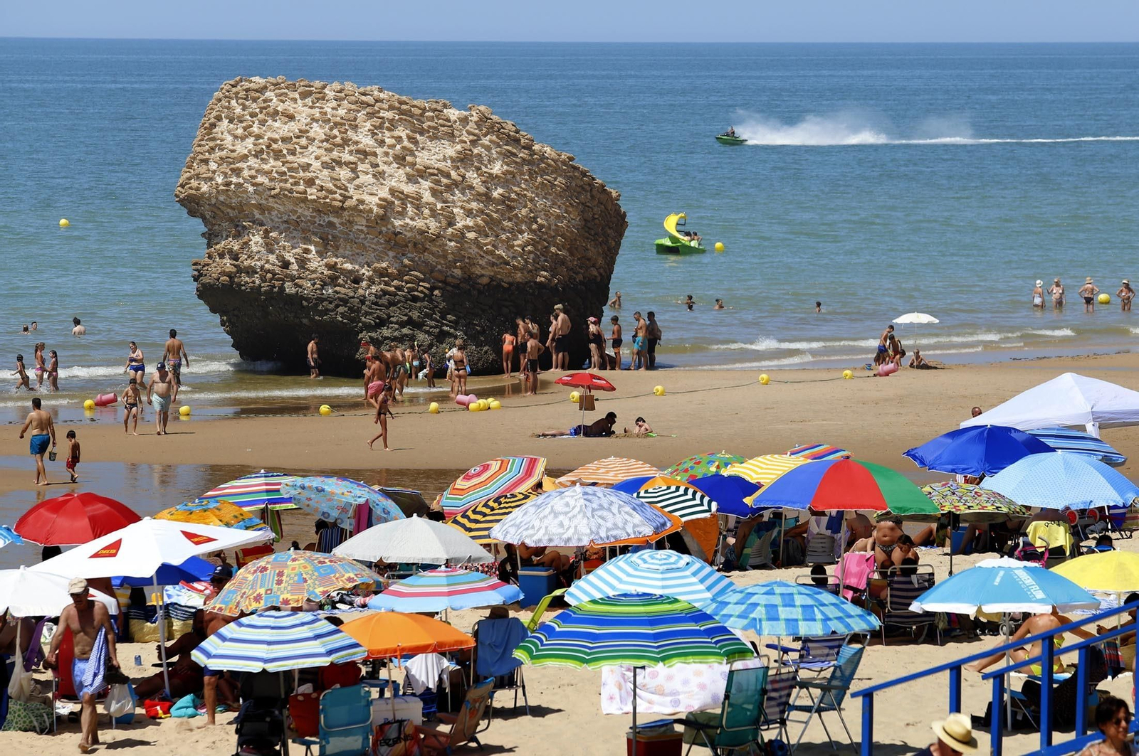 Imágenes de la playa de Matalascañas en un domingo caluroso